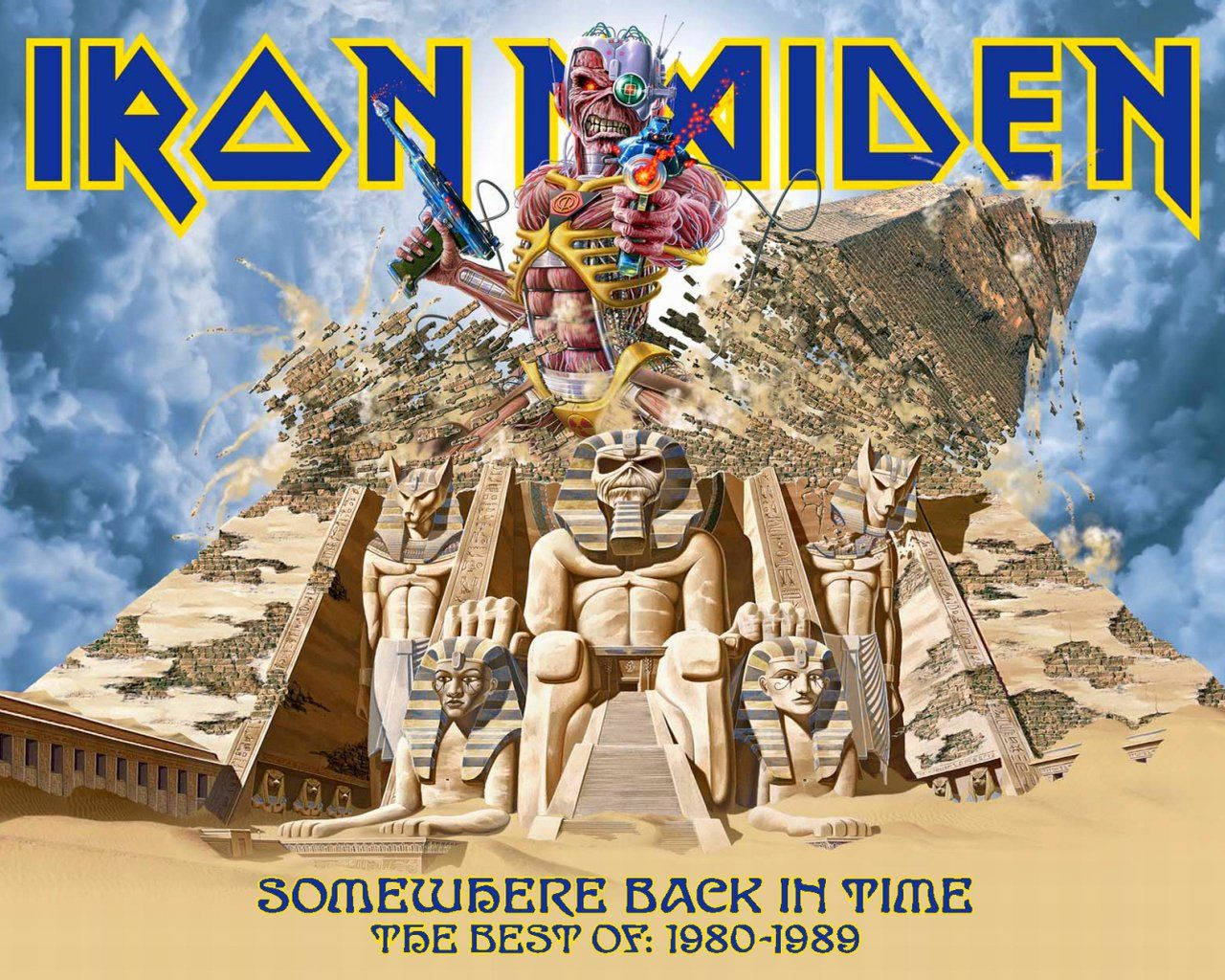 Iron Maiden: Time to Rock N' Roll 壁紙 — 一個肌肉發達的外星戰士，擁有發光的眼睛和未來武器，站在一座 crumbling 金字塔頂端，周圍環繞著埃及雕像，天空風暴密佈。
