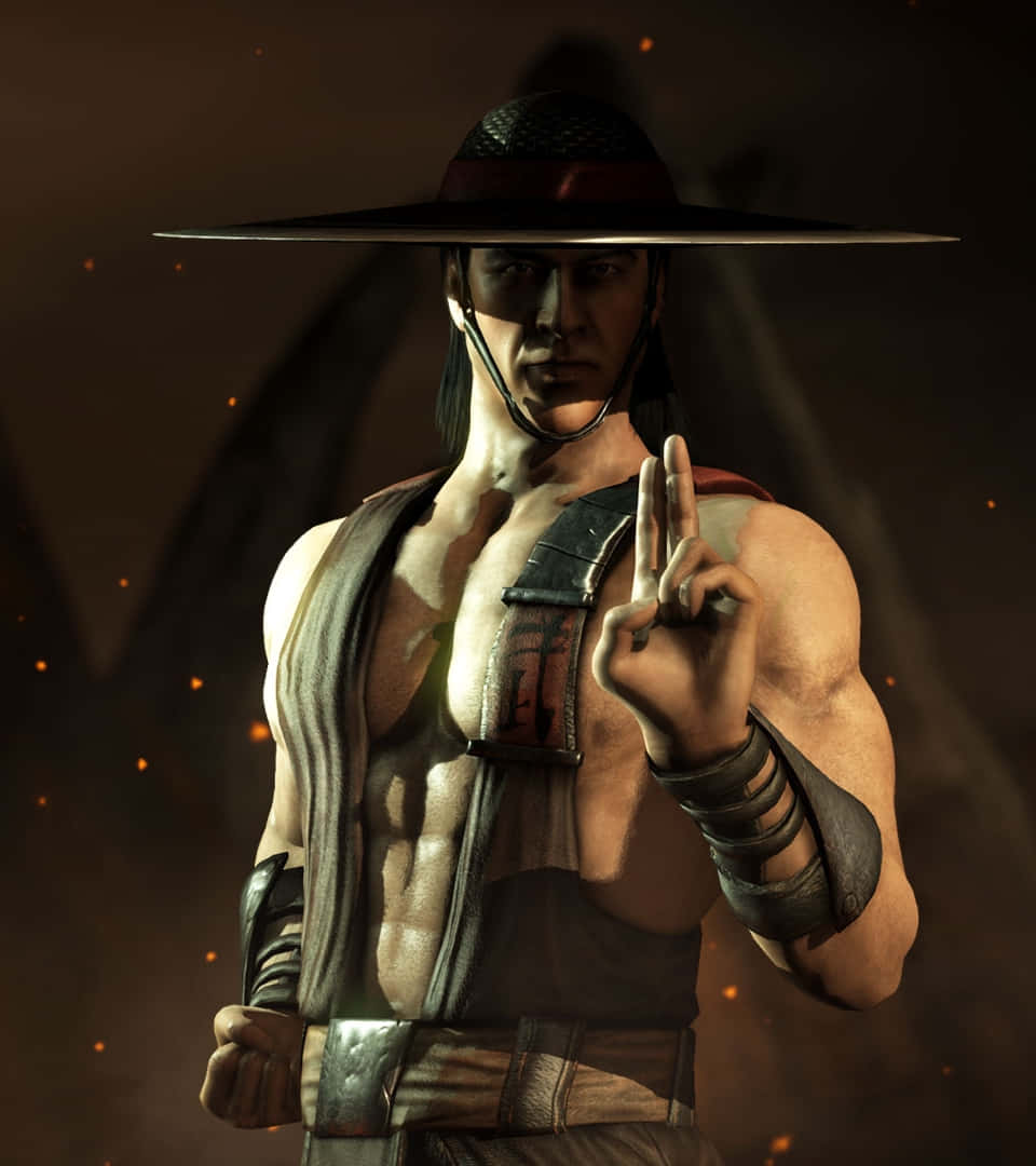 Mortal Kombat Kung Lao 桌布 壁紙 — 一個肌肉發達的戰士，戴著寬邊帽和皮革盔甲，在煙霧繚繞的火熱背景下做出和平手勢。