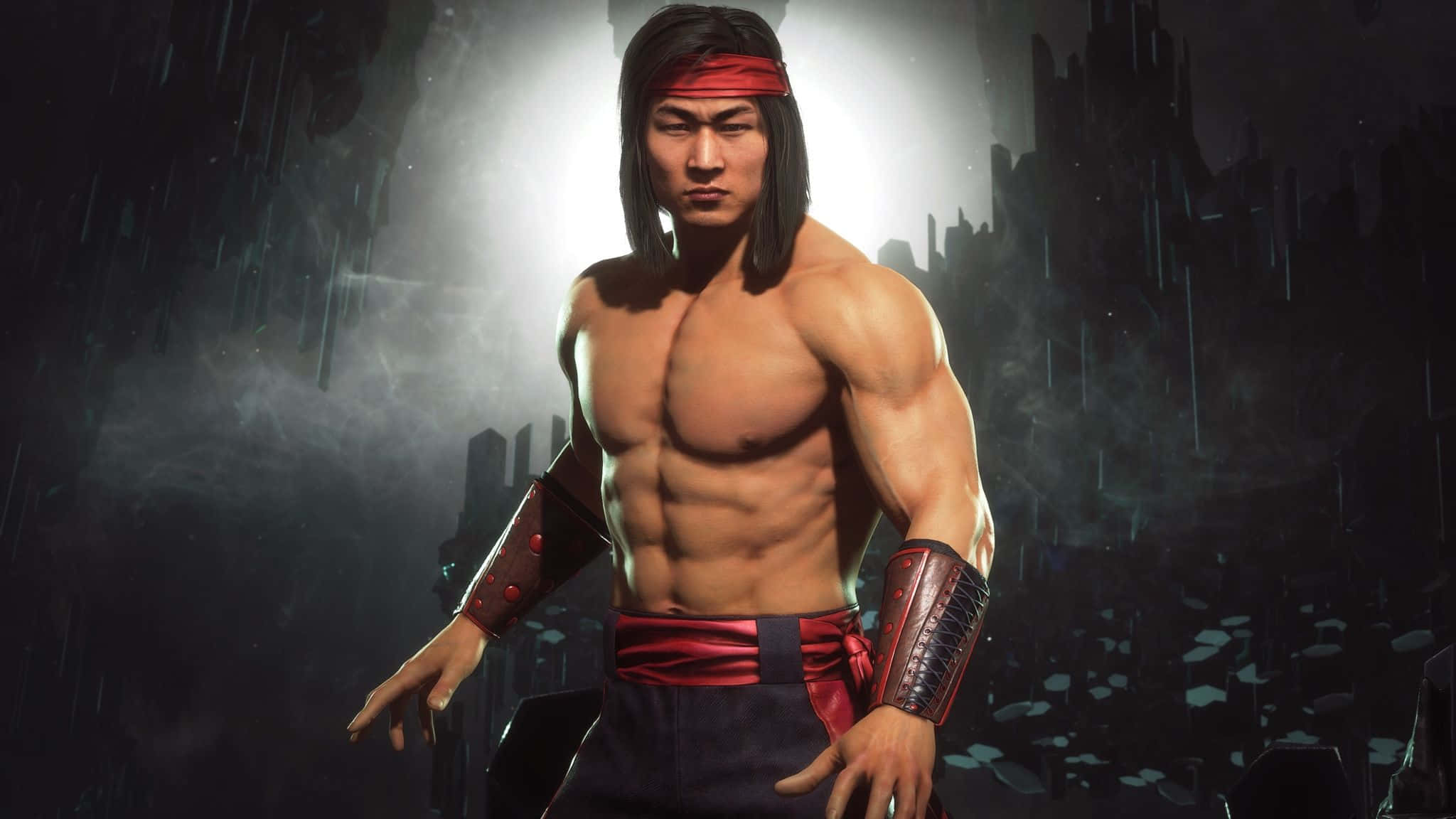 Mortal Kombat Liu Kang 桌布 壁紙 — 一個肌肉發達的戰士，戴著紅色頭帶和護臂，站在下雨的黑暗城市景觀中，處於明亮的聚光燈下。