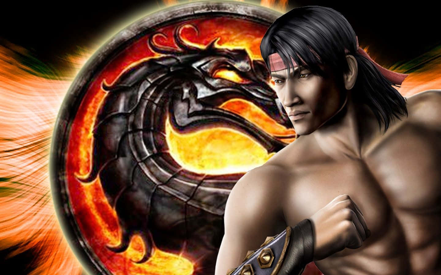 Mortal Kombat Liu Kang 桌布 壁紙 — 一個肌肉發達的戰士，戴著紅色頭帶，站在一個燃燒著橙色和黑色火焰的龍形徽章前。