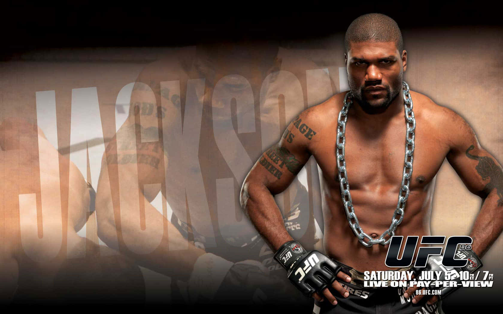 UFC 桌布 壁紙 — 一個肌肉發達的戰士，身上有紋身和戴著鏈條項鍊，穿著UFC手套，在褪色的宣傳背景前凝視著。