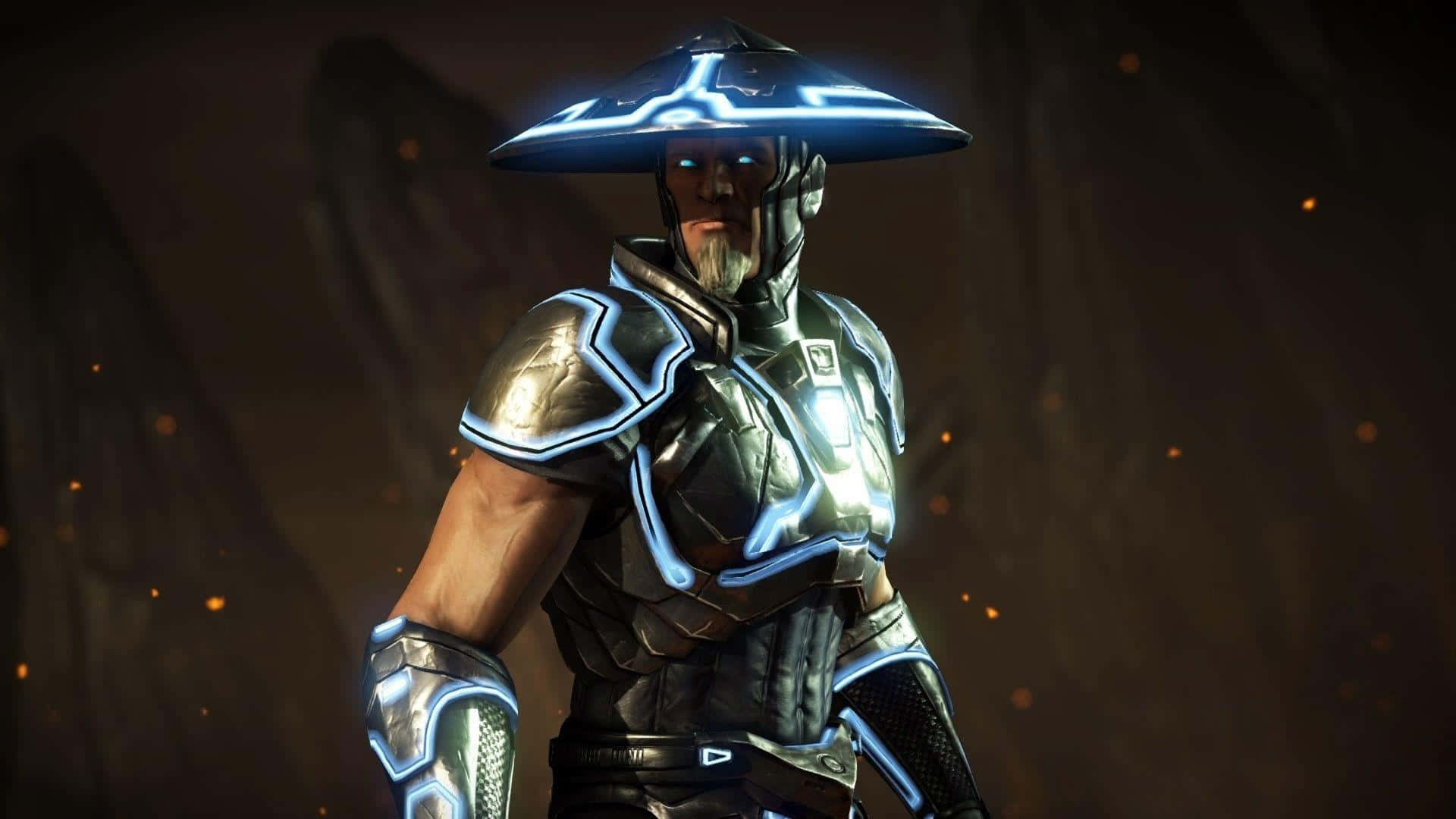 Mortal Kombat Characters 桌布 壁紙 — 一個肌肉發達的戰士，身穿發光的藍色盔甲，戴著寬邊帽，站在一個光線昏暗、有浮動餘燼的洞穴中。