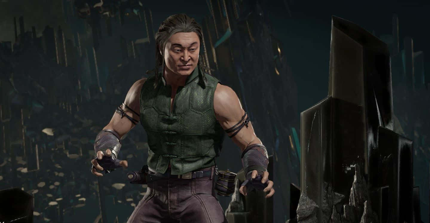 Mortal Kombat Shang Tsung 桌布 壁紙 — 一個肌肉發達的戰士，身穿綠色背心和紫色褲子，在一個黑暗、未來主義、建築風格鋸齒狀的城市景觀中準備就緒。