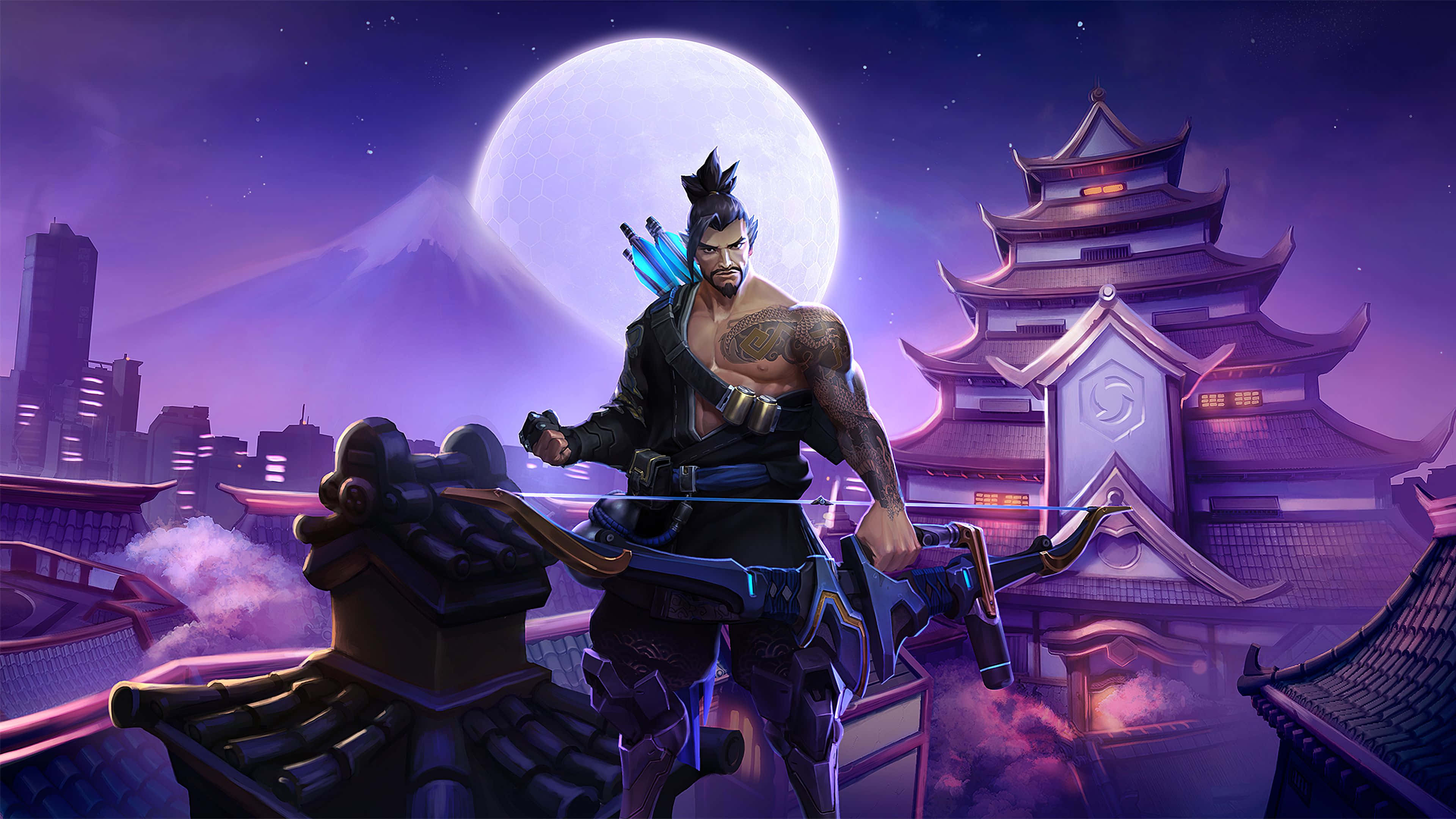 Overwatch Hanzo 桌布 壁紙 — 一個肌肉發達的戰士手持弓箭，站在傳統屋頂上，背後是巨大的月亮、城市天際線和寶塔。