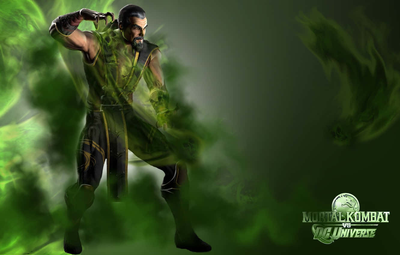 Mortal Kombat Vs Dc Universe 桌布 壁紙 — 一個肌肉發達的戰士穿著綠色和黑色的盔甲，擺出戰鬥姿勢，被旋轉的綠色能量包圍，背景是深色漸變。