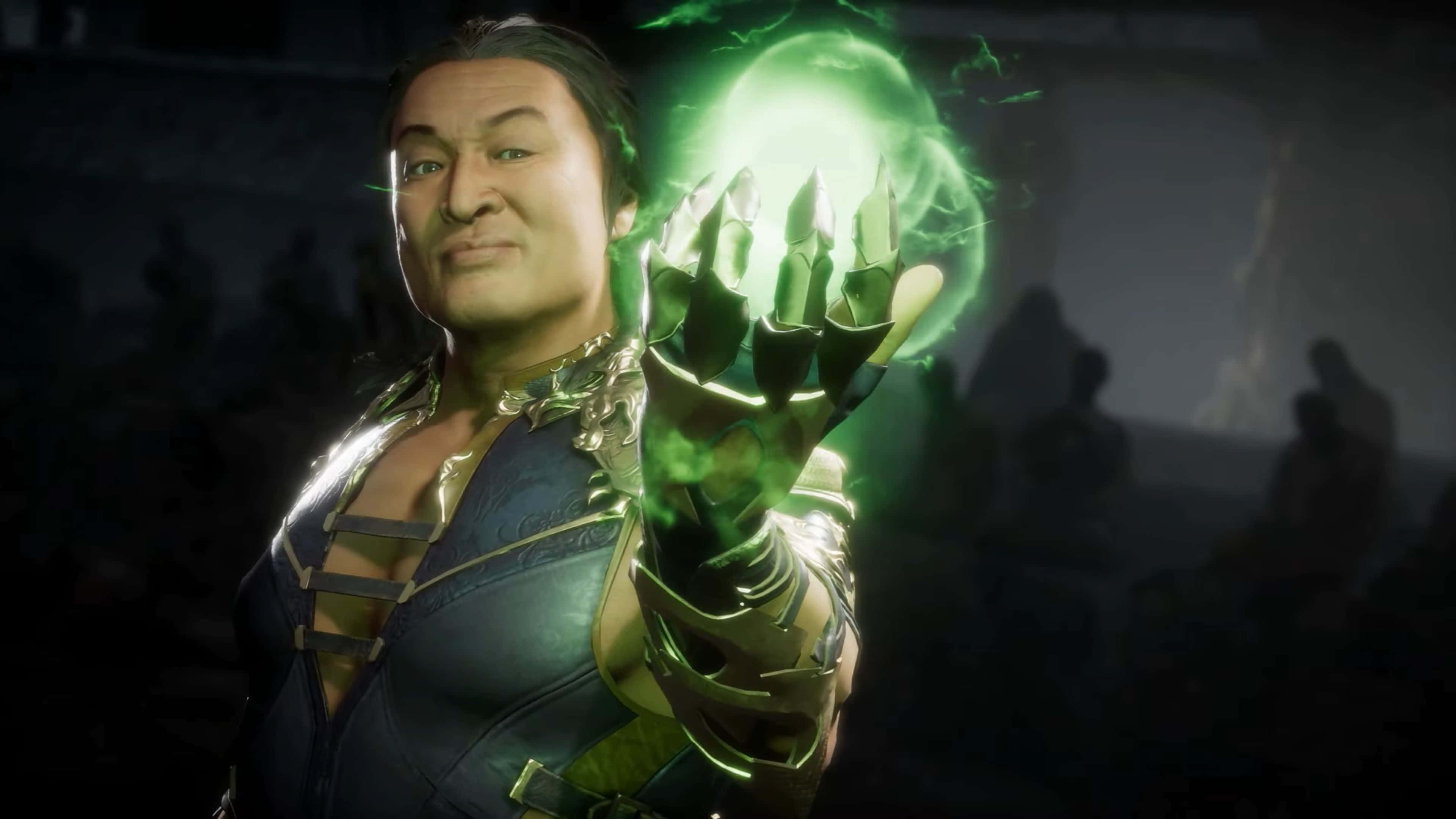 Mortal Kombat Shang Tsung 桌布 壁紙 — 一個肌肉發達的戰士穿著華麗的盔甲，在黑暗陰影的背景中將發光的綠色能量引導到他的爪手上。