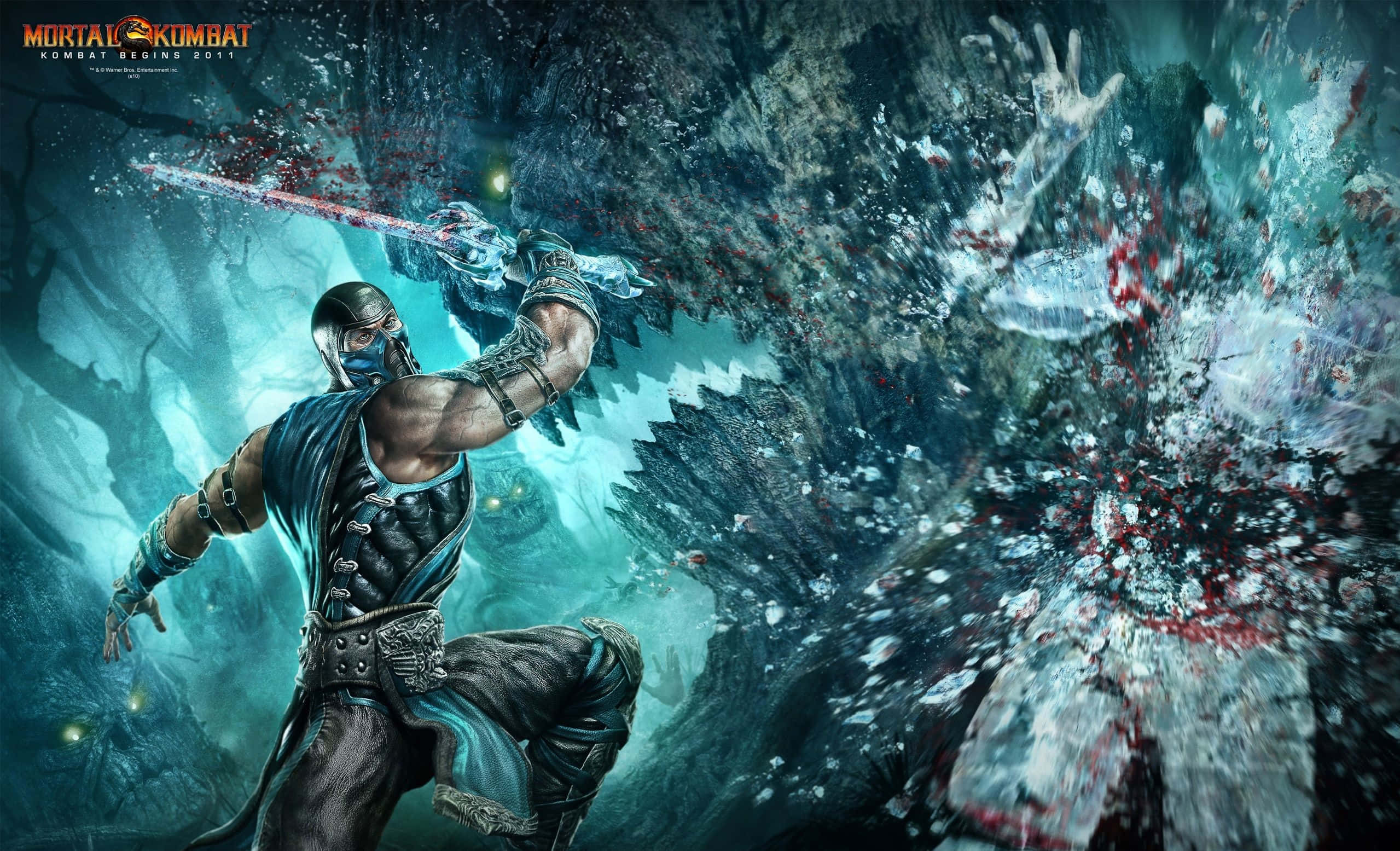 Mortal Kombat Sub-zero 桌布 壁紙 — 一個肌肉發達的戰士穿著藍色盔甲，在岩石洞穴中揮舞發光的劍，鮮血和碎片猛烈飛濺。
