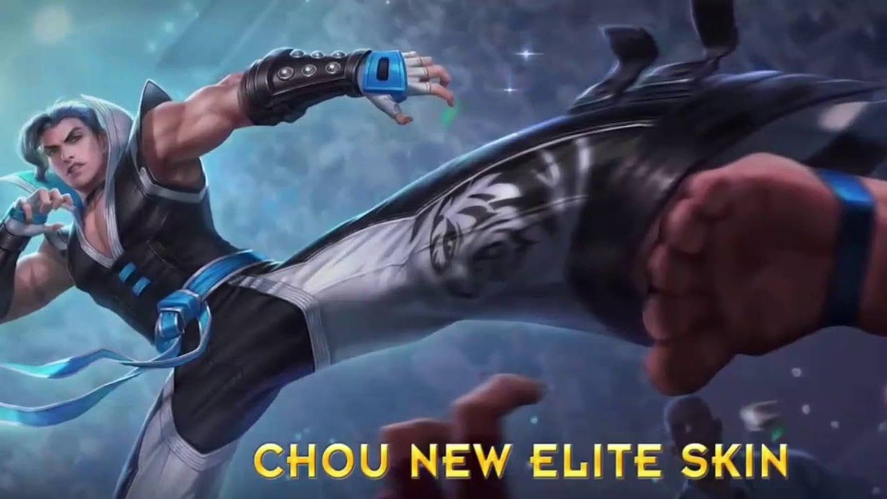 Mobile Legends 桌布 壁紙 — 一個肌肉發達的戰士穿著黑色和藍色盔甲，在發光的宇宙背景下踢出強力一腳。