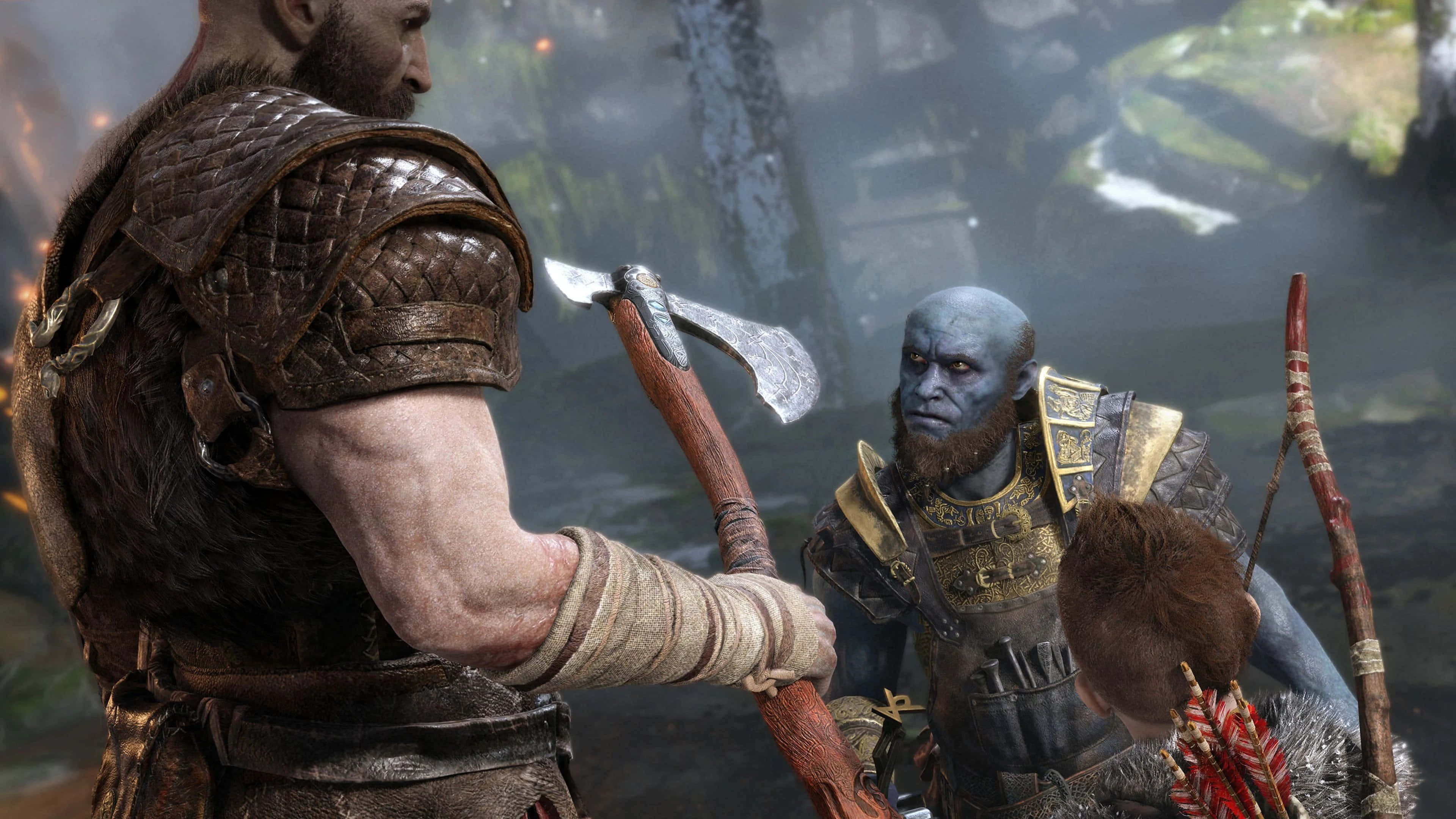 God Of War Characters 桌布 壁紙 — 一個肌肉發達的戰士身穿皮甲，手持斧頭，在霧氣瀰漫的森林空地中面對一個藍皮膚的裝甲敵人。