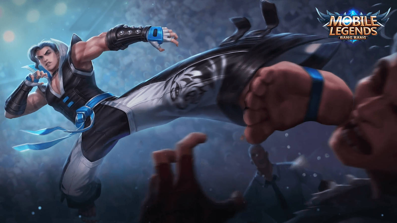 mobile legends logo 桌布 壁紙 — 一個肌肉發達的戰士身穿黑色和藍色盔甲，在動態的數碼戰鬥場景中向對手踢出強力一腳。