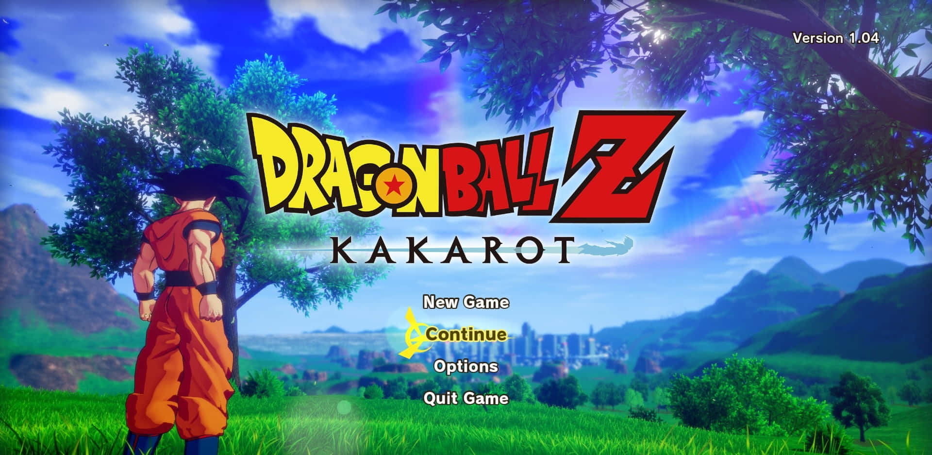 Dbz Video Games 桌布 壁紙 — 一個肌肉發達的撒亞人戰士穿著橙色道服，站在樹下俯瞰著一片翠綠的山谷，遠處有山脈，天空湛藍。