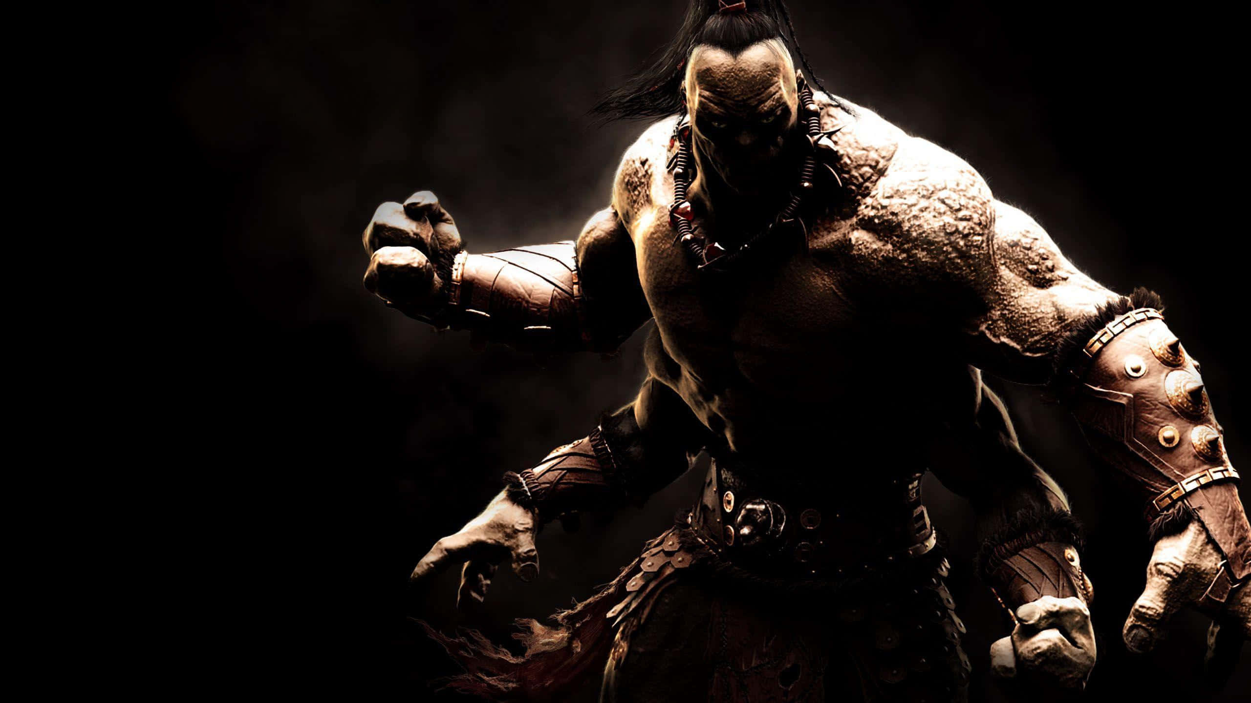 Mortal Kombat X 桌布 壁紙 — 一個肌肉發達的深色皮膚戰士，身穿部落盔甲，眼睛發光，在黑色背景下威嚴地站立。