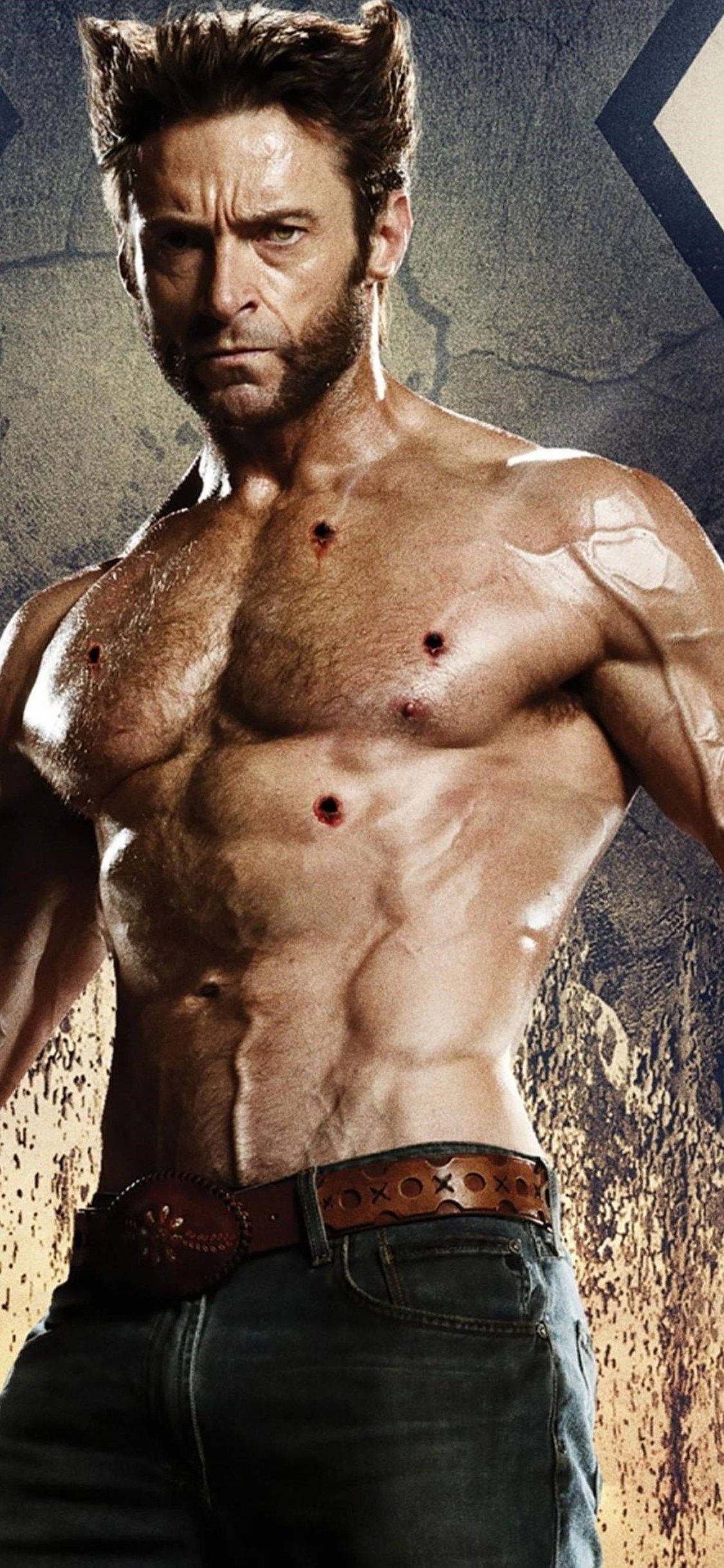 Muscle Man Hugh Jackman 壁紙 — 一個肌肉發達的男人，有尖耳朵和胸部傷口，在裂紋紋理背景前強烈凝視。