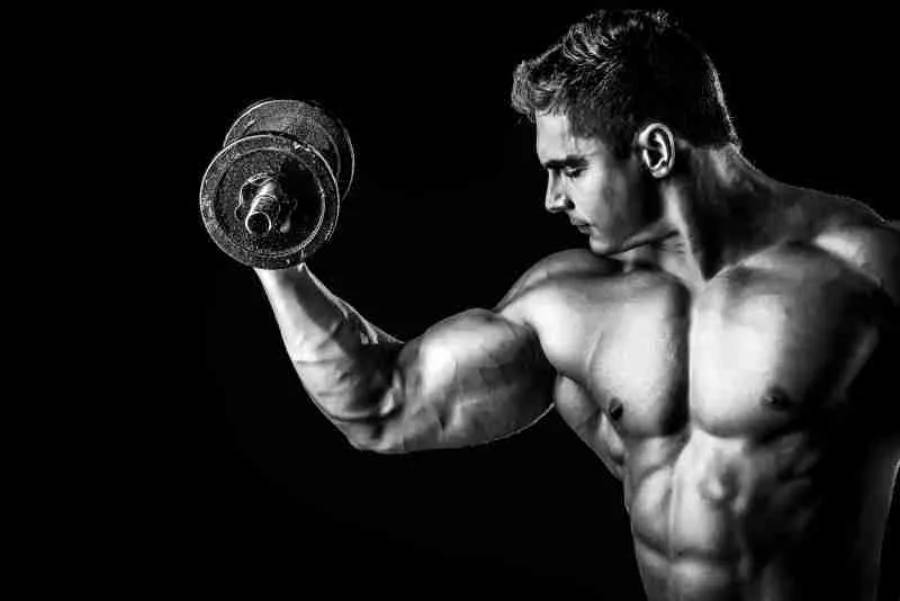 Exercise 桌布 壁紙 — 一個肌肉發達的男人在黑白畫面中，於深色背景前彎曲二頭肌並舉起啞鈴。