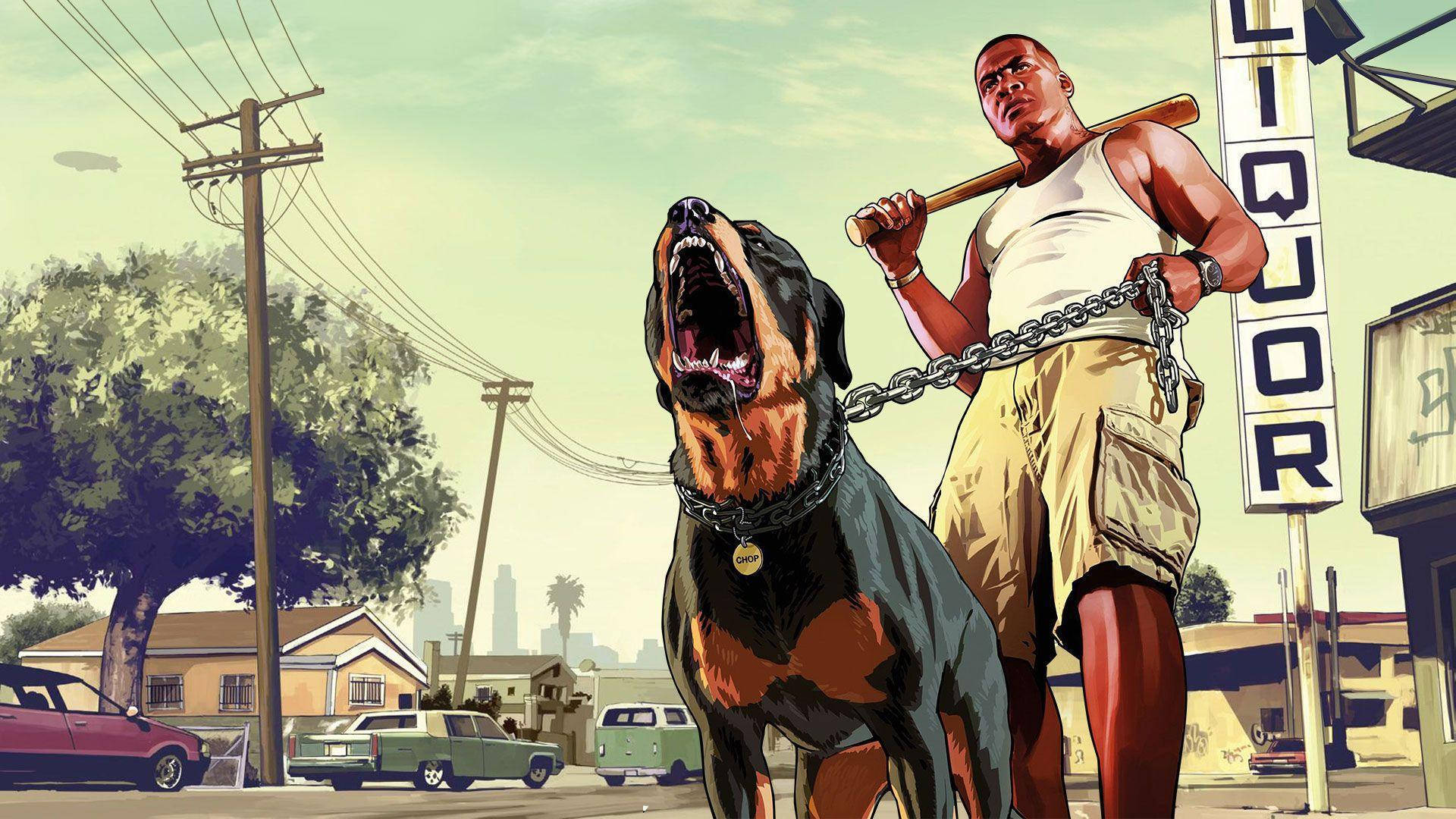 Gta 桌布 壁紙 — 一個肌肉發達的男人拿着棒球棍，站在一條吠叫的羅威納犬旁邊，犬隻被鏈條拴着，背景是陽光明媚的城市街道，有復古汽車和酒舖招牌。