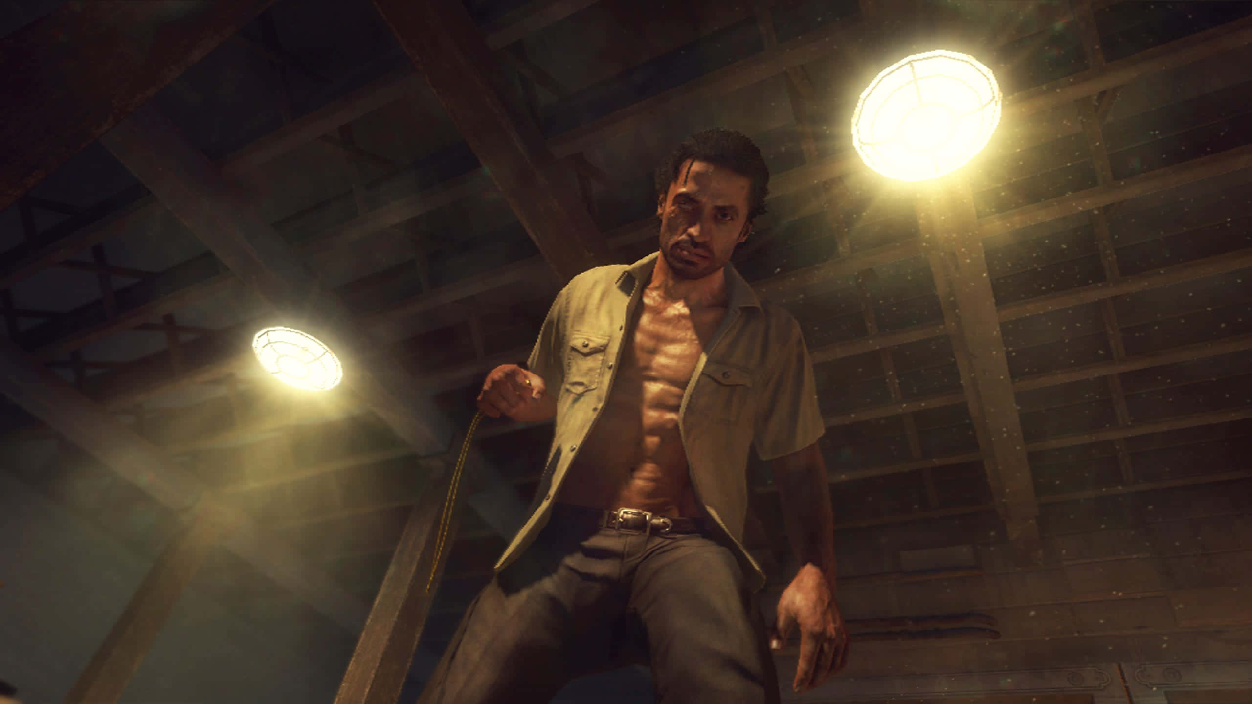 Call Of Duty Raul Menendez 桌布 壁紙 — 一個肌肉發達的男人穿著敞開的襯衫，站在粗糙倉庫的刺眼頂燈下，灰塵在光束中旋轉。