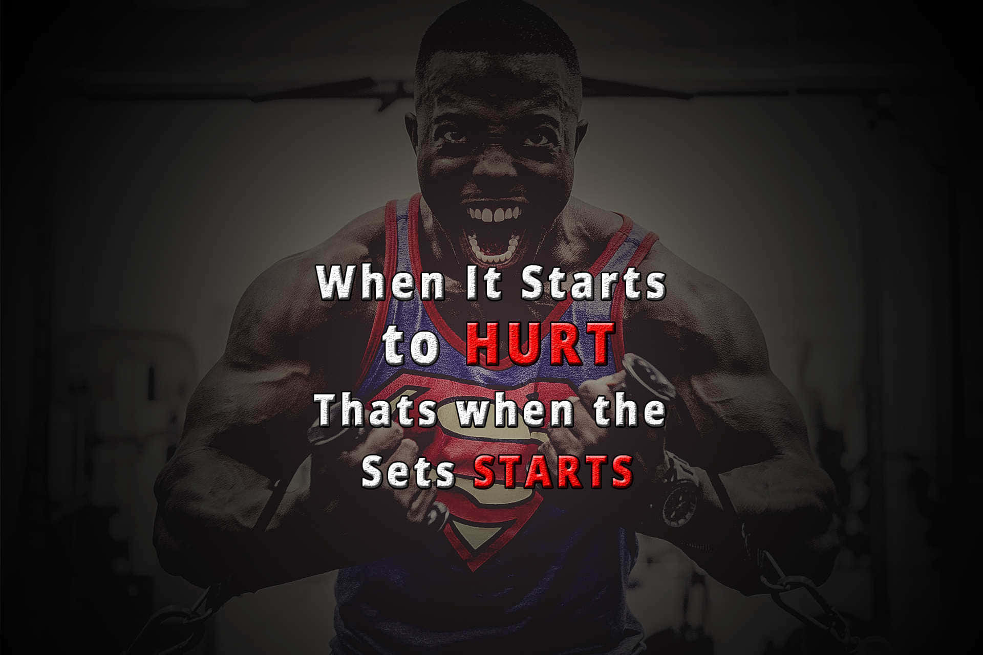 hurt 桌布 壁紙 — 一個肌肉發達的男人穿著超人背心，在昏暗的健身房裡舉重，露出猙獰的笑容，並覆蓋著勵志文字。