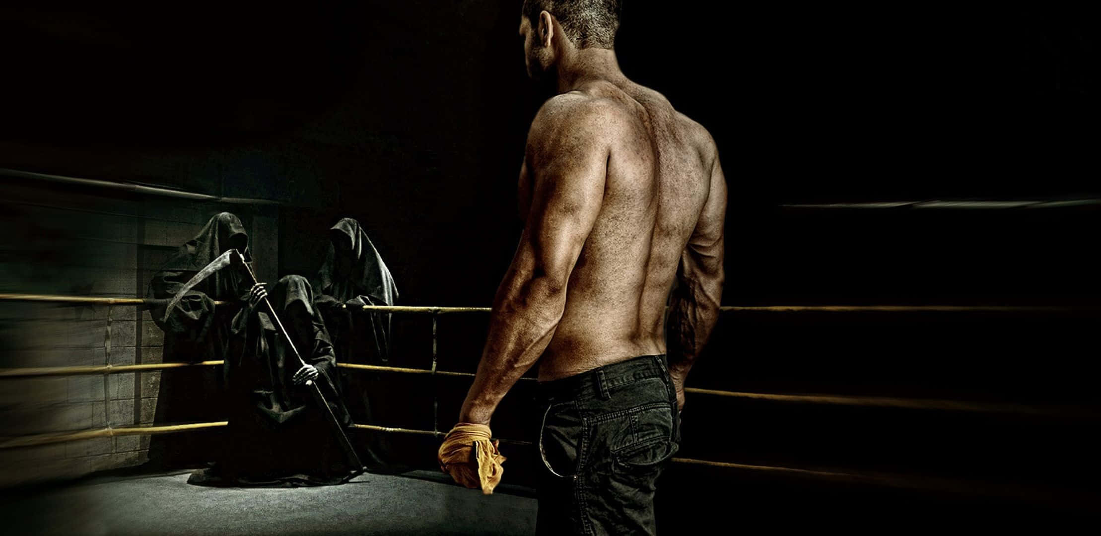 Boxing 桌布 壁紙 — 一個肌肉發達的男人站在燈光昏暗的拳擊場上，面對兩個手持鐮刀的披風人物，氣氛緊張。