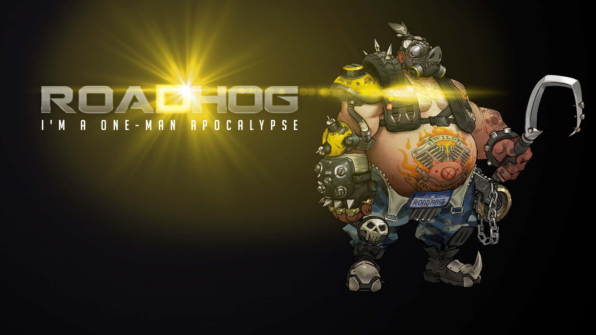 Overwatch Roadhog 桌布 壁紙 — 一個肌肉發達的裝甲角色，戴著防毒面具和鉤子武器，站在黑暗背景前，有發光的黃色太陽和粗體文字。