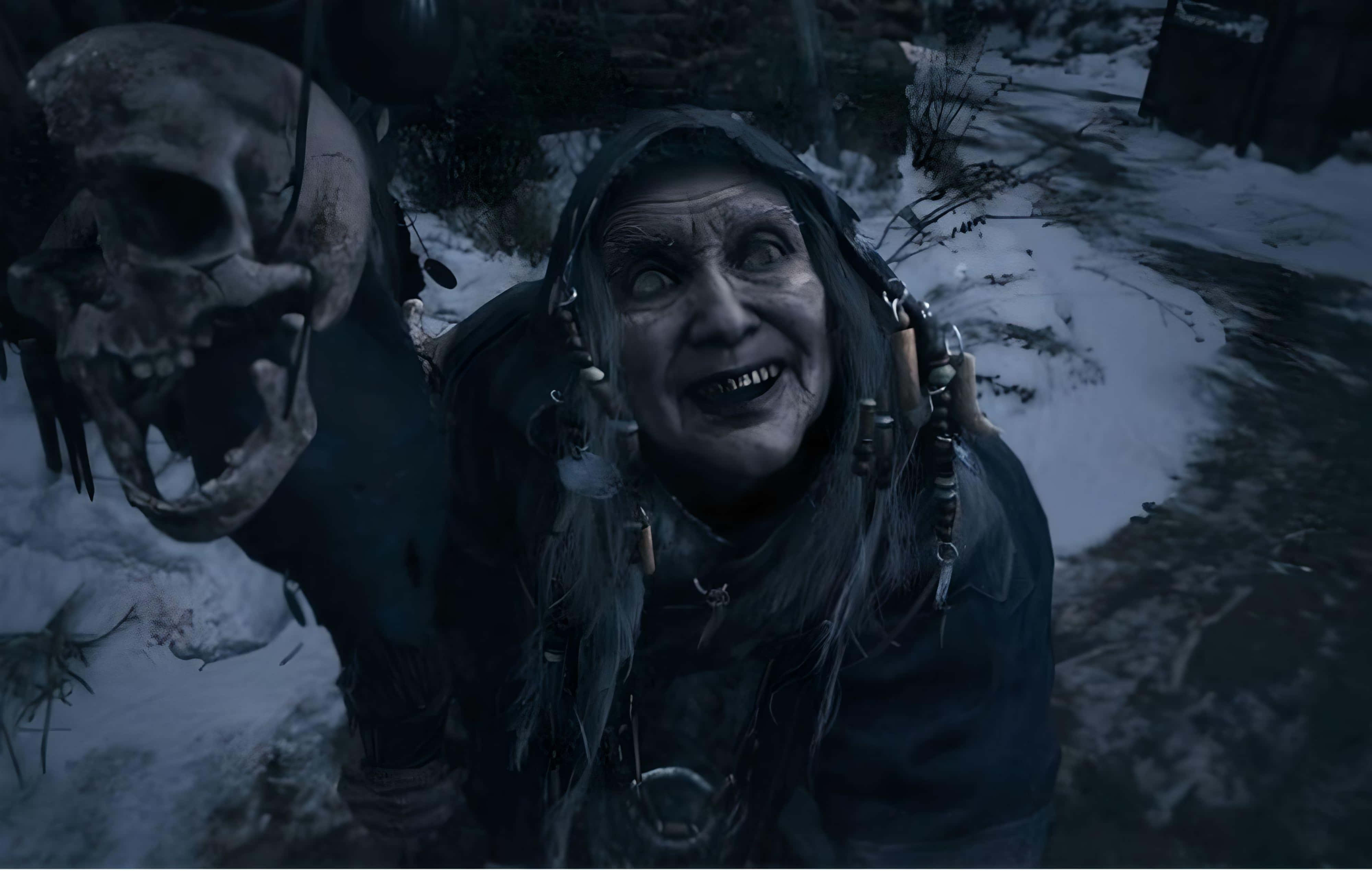 Resident Evil Village 桌布 壁紙 — 一個肩膀上扛著頭骨的恐怖女巫，夜晚蹲在雪地森林中。