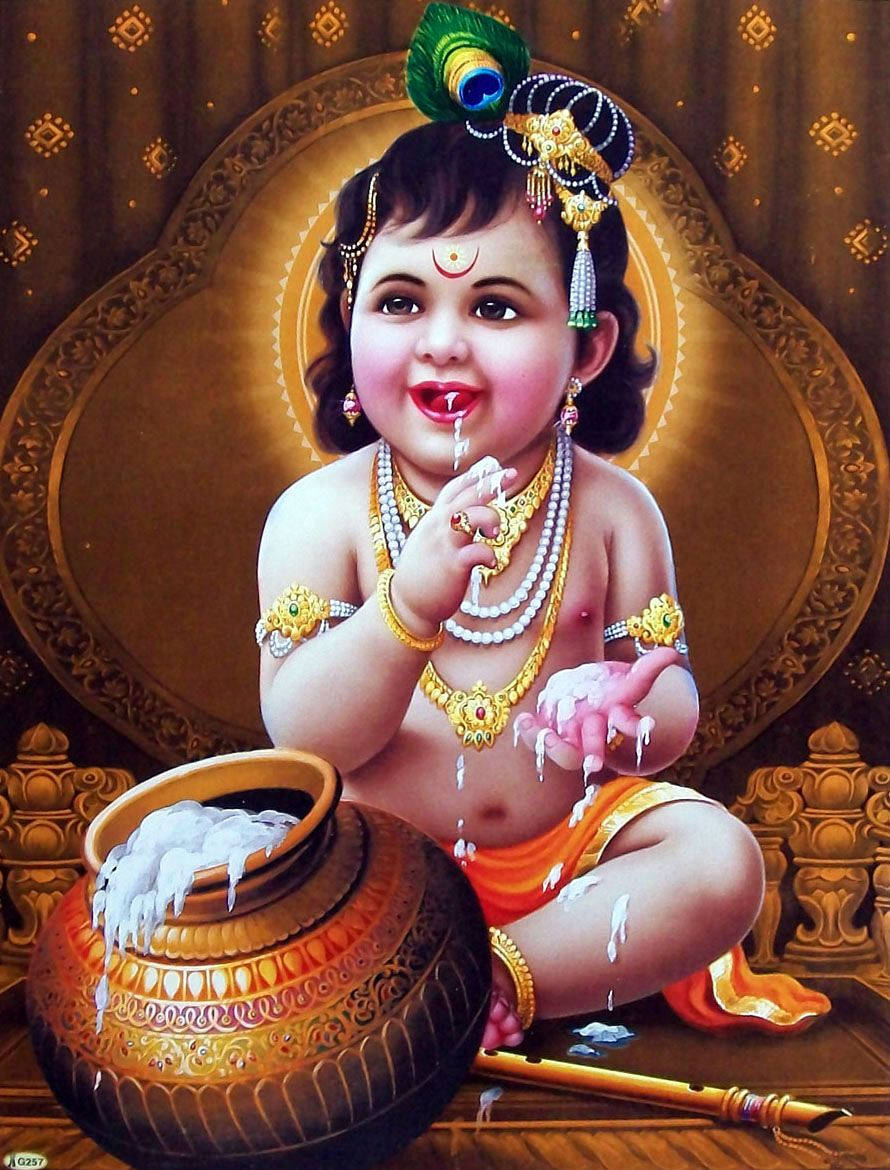 Bal Krishna 桌布 壁紙 — 一個胖乎乎的嬰兒克里希納，戴著孔雀羽毛皇冠和金飾，坐在華麗的寶座上，頑皮地從罐子裡滴下乳酪。