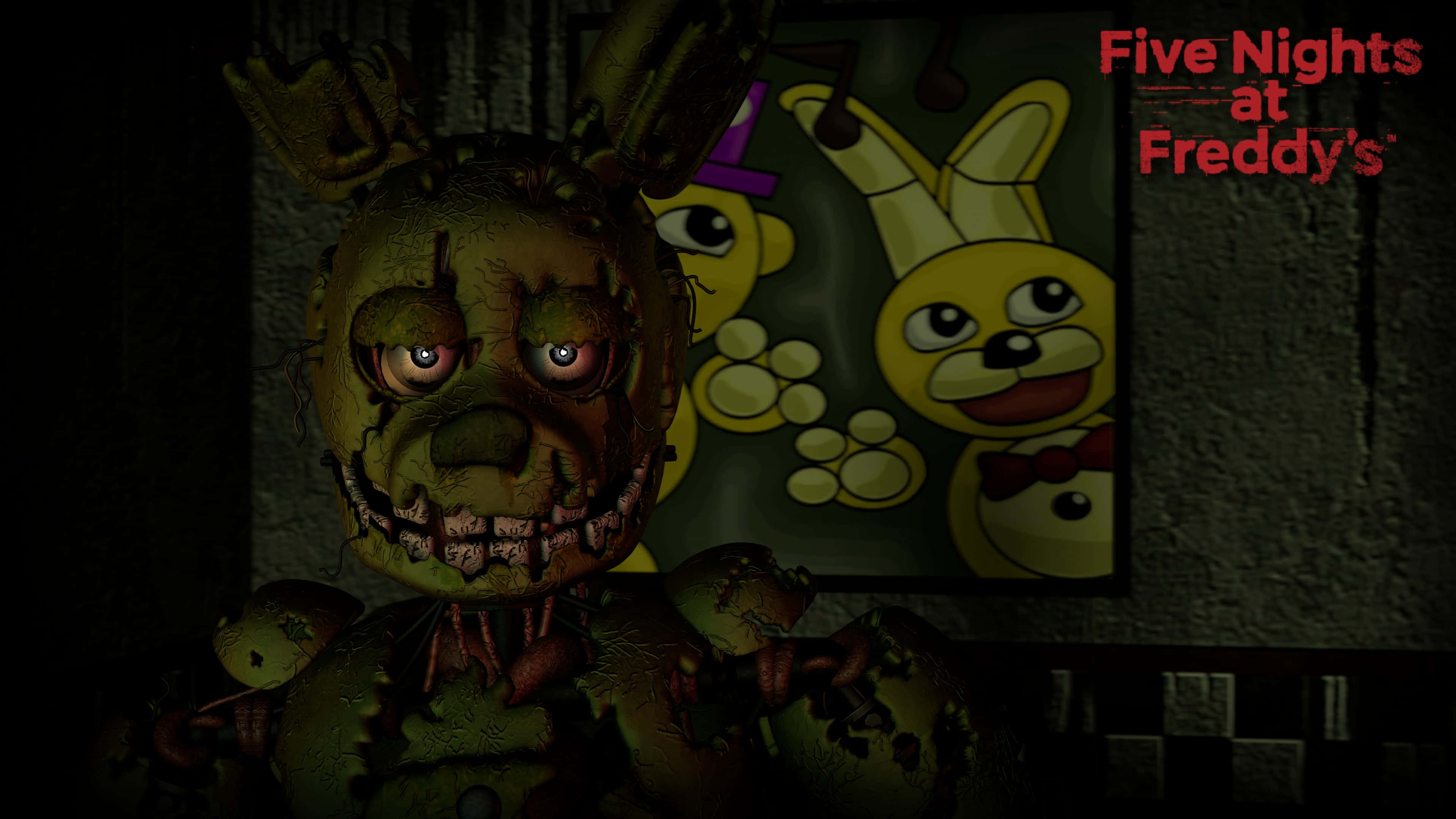 Springtrap 桌布 壁紙 — 一個腐爛的電子動畫兔子，發光的眼睛在黑暗的房間裡威脅地凝視，身後有一張褪色的Freddy海報。