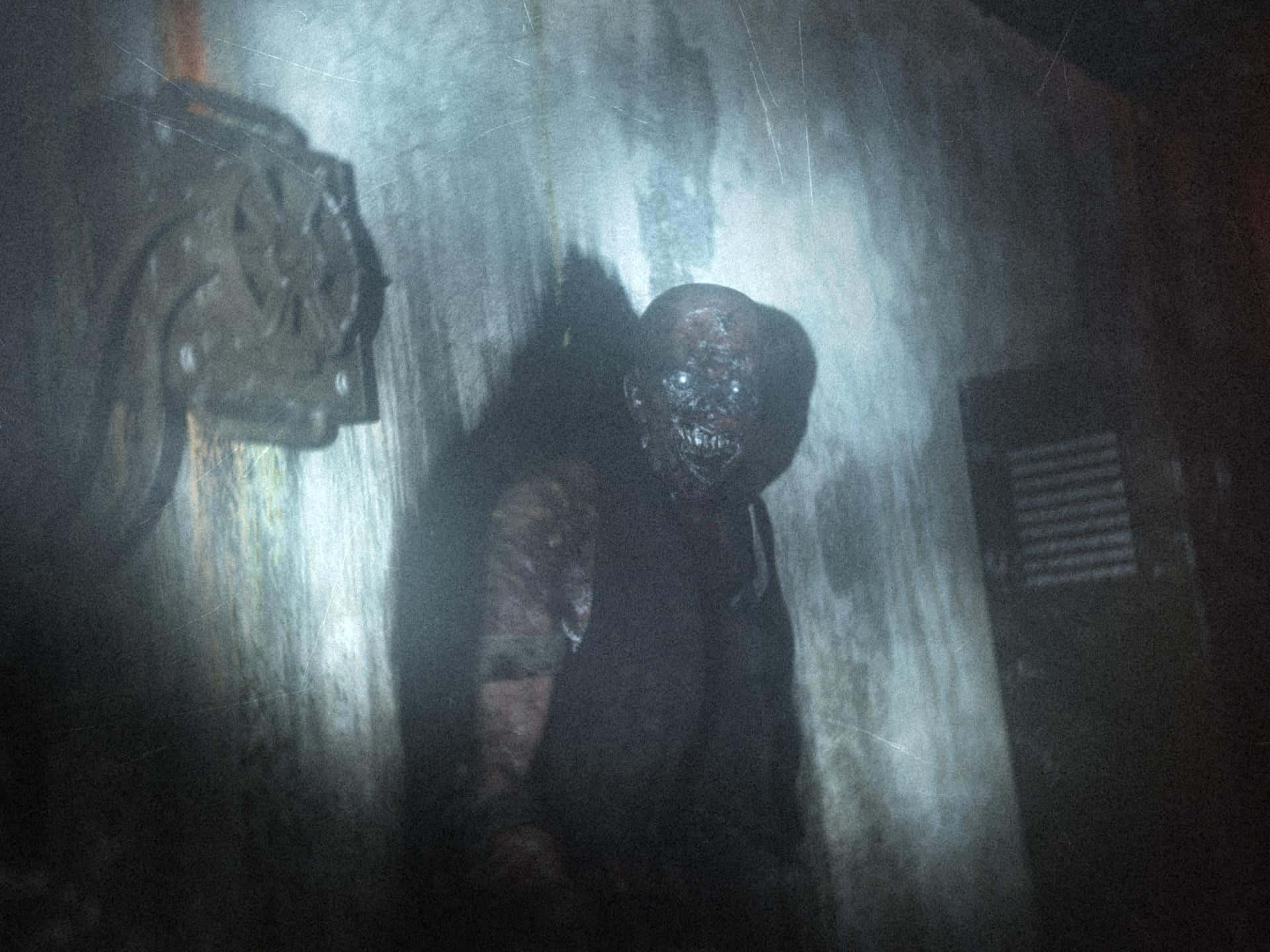 Scp 桌布 壁紙 — 一個腐爛肉體、眼睛發光的怪誕喪屍潛伏在昏暗潮濕的後巷。