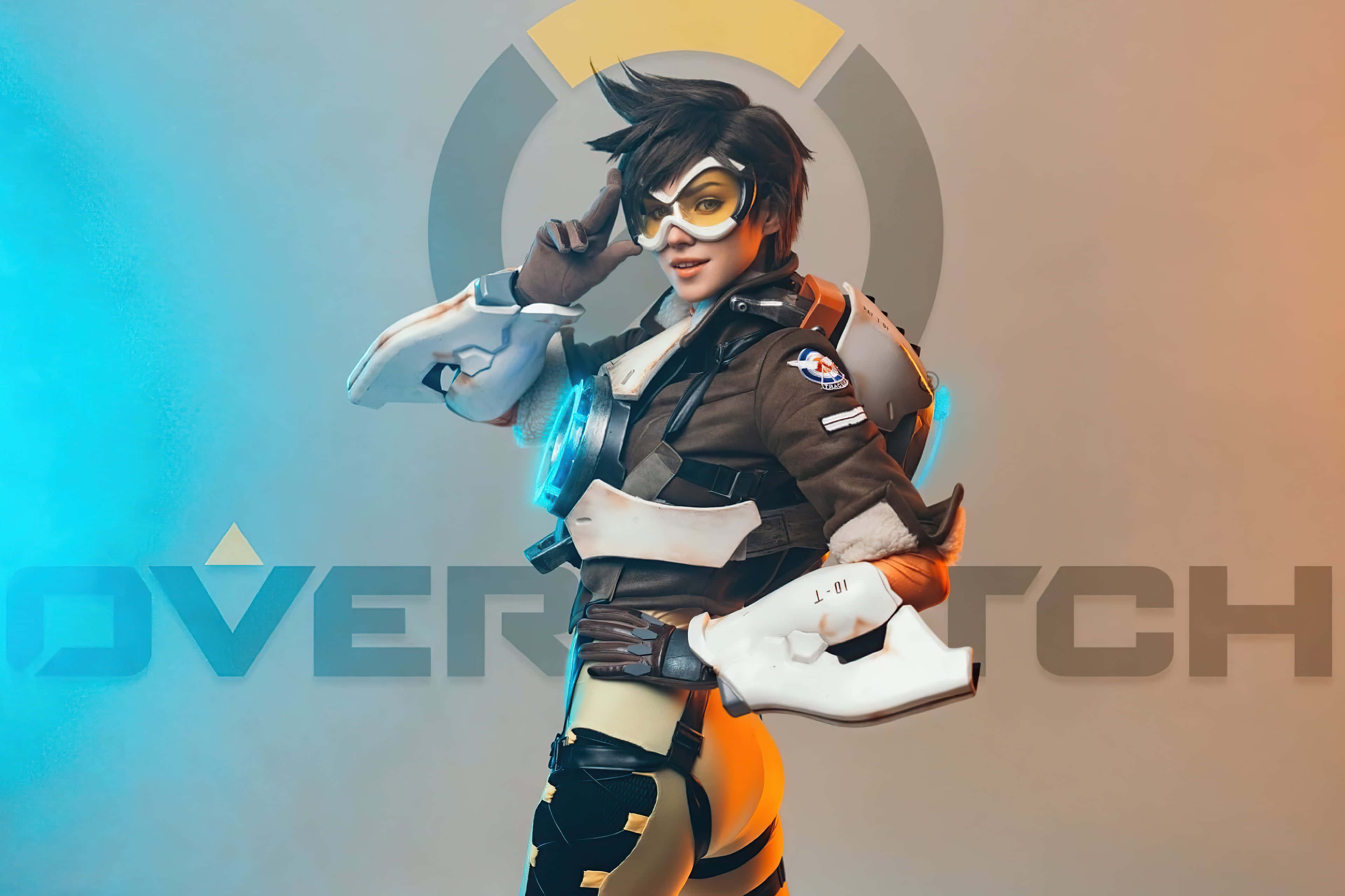 Gaming Cosplay 桌布 壁紙 — 一個自信嘅Overwatch角色，身穿棕色同橙色裝備，喺漸變背景同標誌前擺出姿勢，手持發光藍色武器。