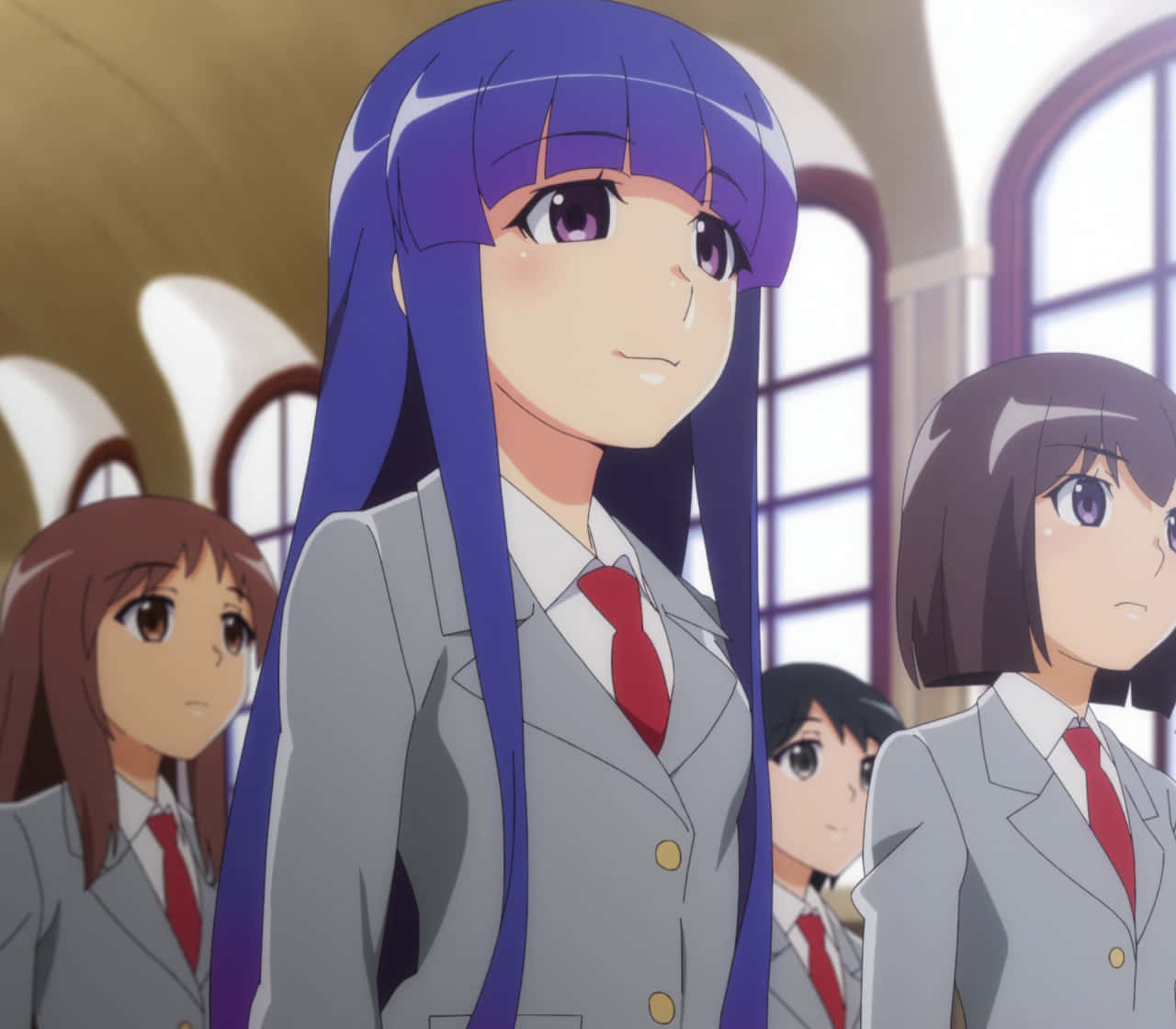 Nanako Kashii 桌布 壁紙 — 一個自信嘅動漫女仔，長長嘅紫色頭髮同灰色校服，企喺陽光普照嘅學校大堂中央，兩邊有同學陪住。