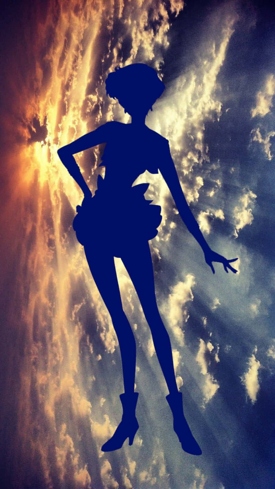 Sailor Uranus 桌布 壁紙 — 一個自信嘅動漫少女嘅大膽藍色剪影，企喺一個戲劇性嘅天空前面，金色陽光穿過雲層照射落嚟。