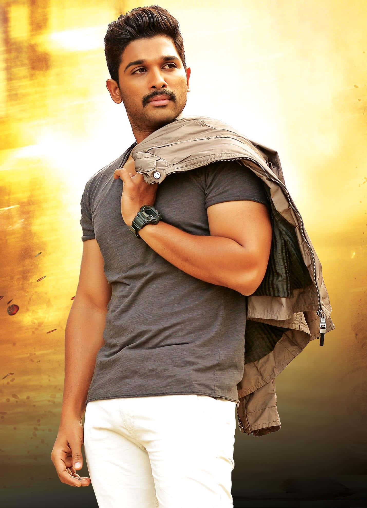 Allu Arjun 桌布 壁紙 — 一個自信嘅男人留鬚，拎住件外套搭喺膊頭上，背景係溫暖嘅金色紋理。