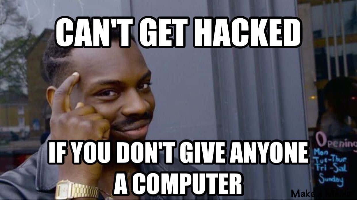 Cybersecurity Memes 桌布 壁紙 — 一個自信姿勢的男人，帶有文字疊加聲稱如果你不給任何人電腦，你就不會被黑客入侵。