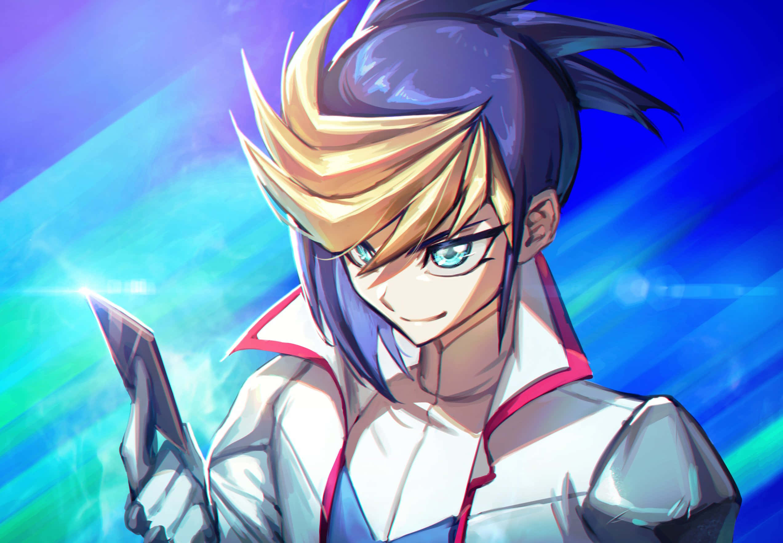 Yu-gi-oh Yugo 桌布 壁紙 — 一個自信的動漫角色，擁有尖刺的金色和藍色頭髮，在充滿活力的藍色和綠色漸變背景前拿著一張發光的卡片。