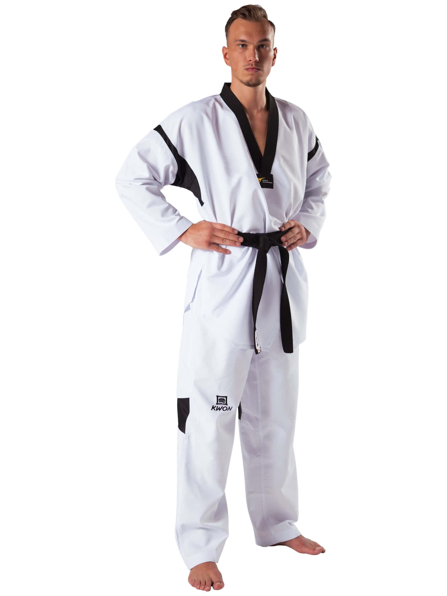 Taekwondo Uniform 桌布 壁紙 — 一個自信的男人，身穿帶有黑色點綴和腰帶的白色跆拳道服，赤腳站在純白色背景前。