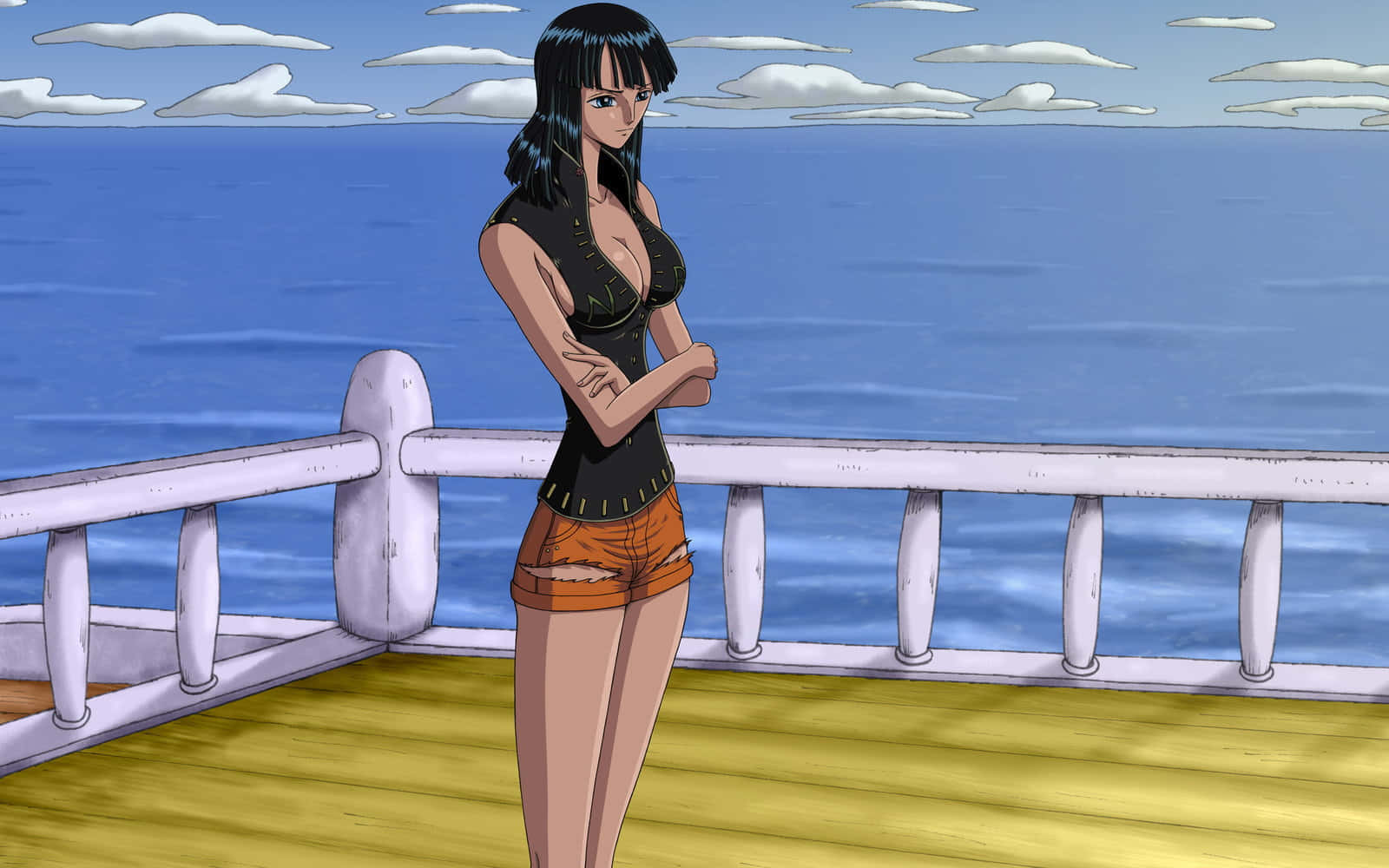 Nico Robin 桌布 壁紙 — 一個自信的黑髮動漫女孩雙手交叉站在船甲板上，俯瞰著多雲天空下廣闊的藍色海洋。