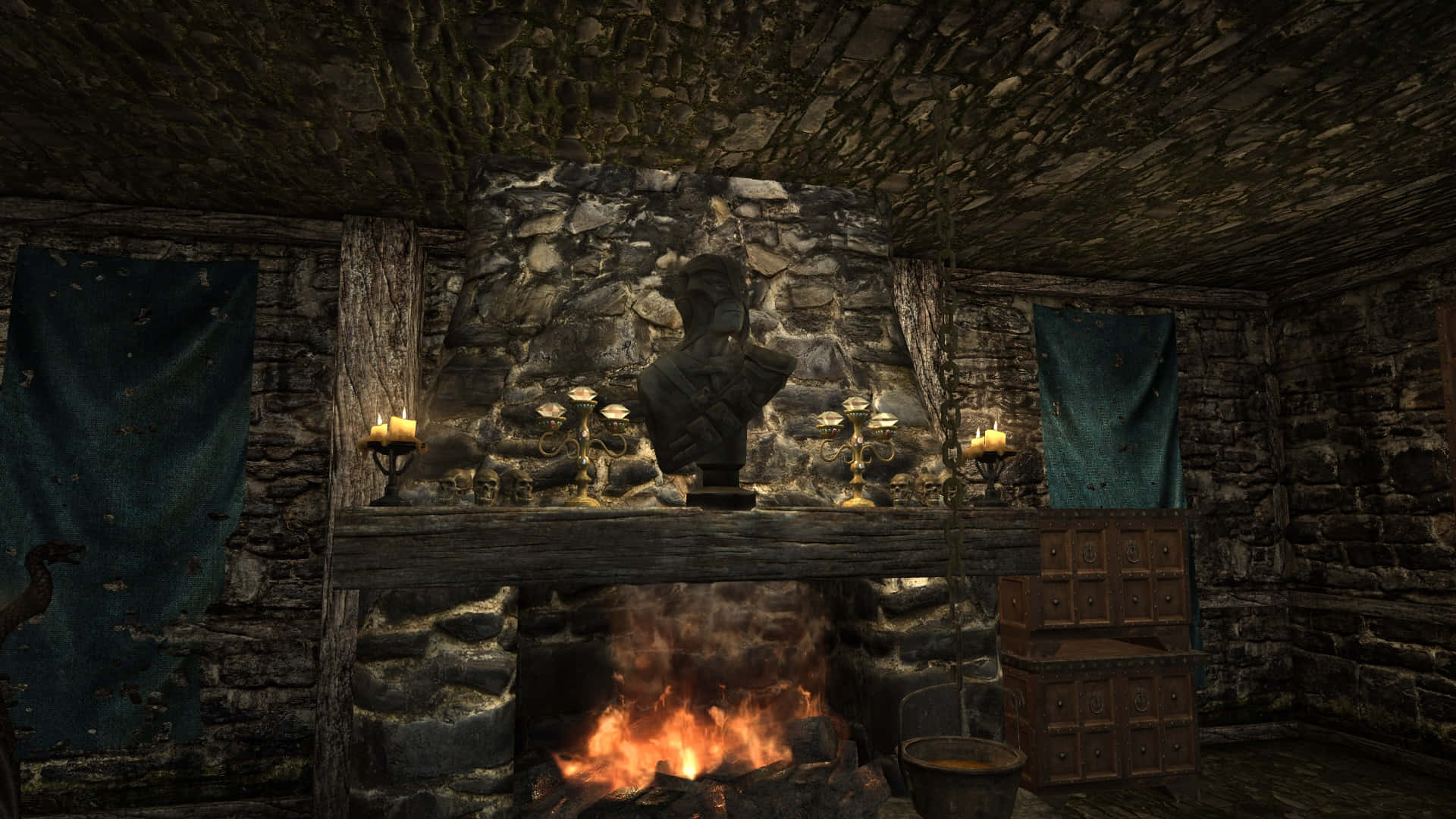 Thieves Guild 桌布 壁紙 — 一個舒適的中世紀石壁爐，溫暖的火焰噼啪作響，兩旁有燭台和木製壁爐架上的半身像。