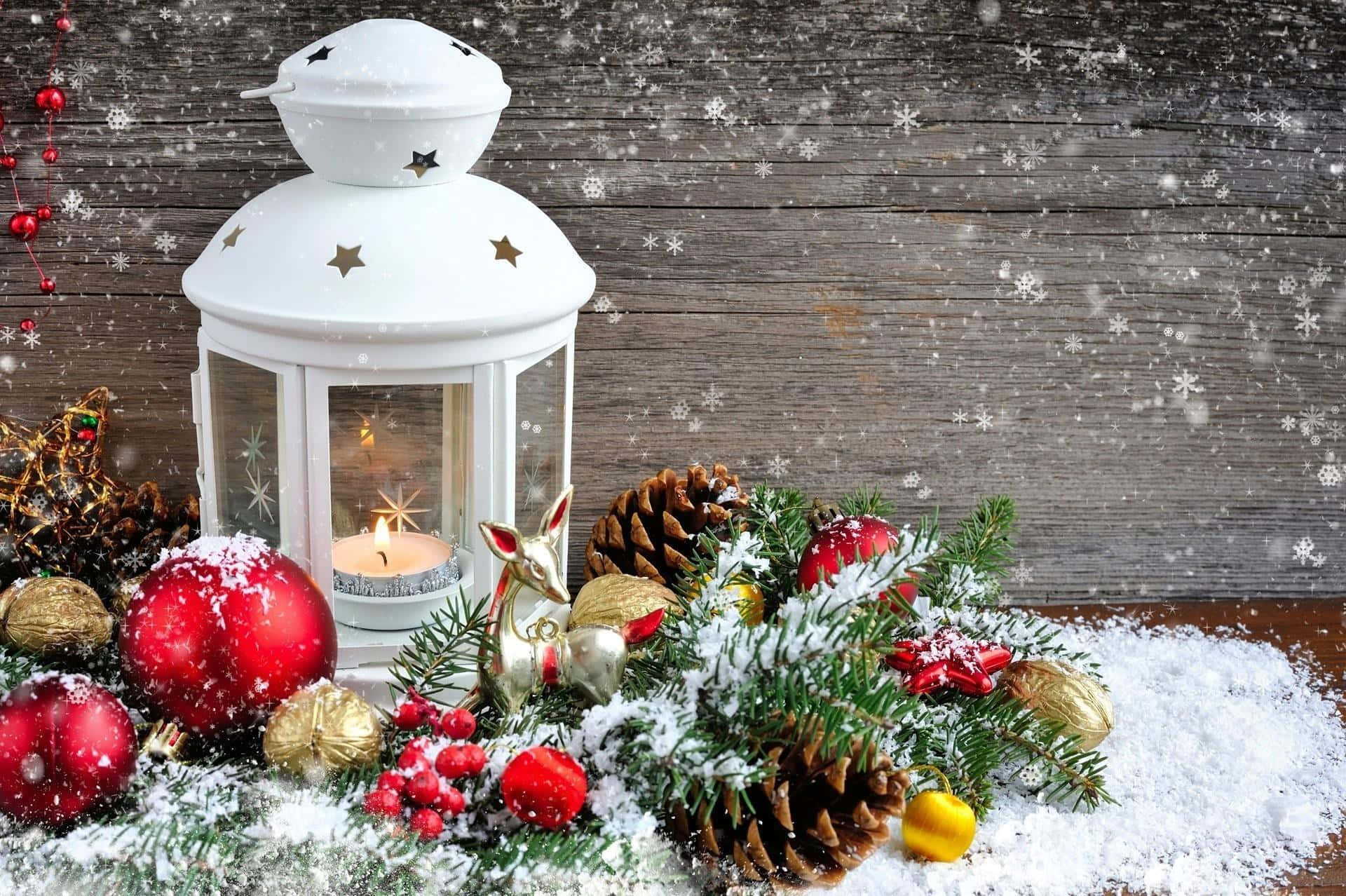 Rustic Christmas 桌布 壁紙 — 一個舒適的冬季假期佈置，包括發光的燈籠、紅色裝飾品、松果和雪，背景是質樸的木頭。