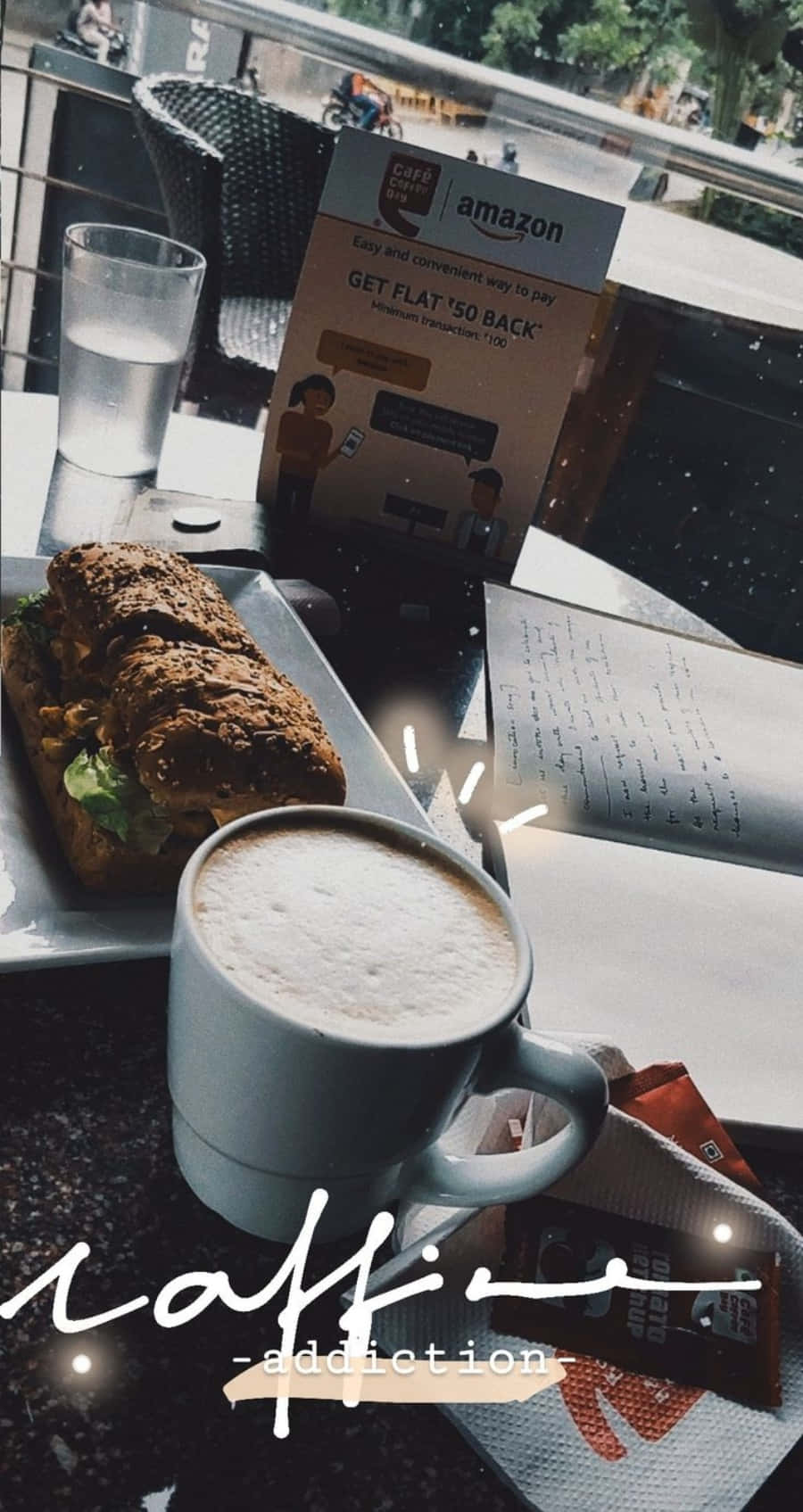 Instagram Story 桌布 壁紙 — 一個舒適的咖啡館場景，一杯泡沫咖啡、三文治和一本打開的書放在深色桌子上，窗外下著雨。