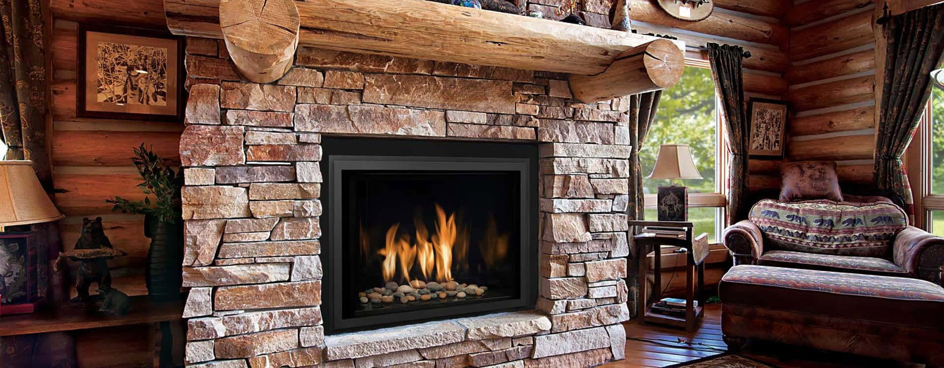 Autumn Fireplace 桌布 壁紙 — 一個舒適的石壁爐，噼啪作響的火焰溫暖了帶有木樑和圖案家具的質樸木屋客廳。