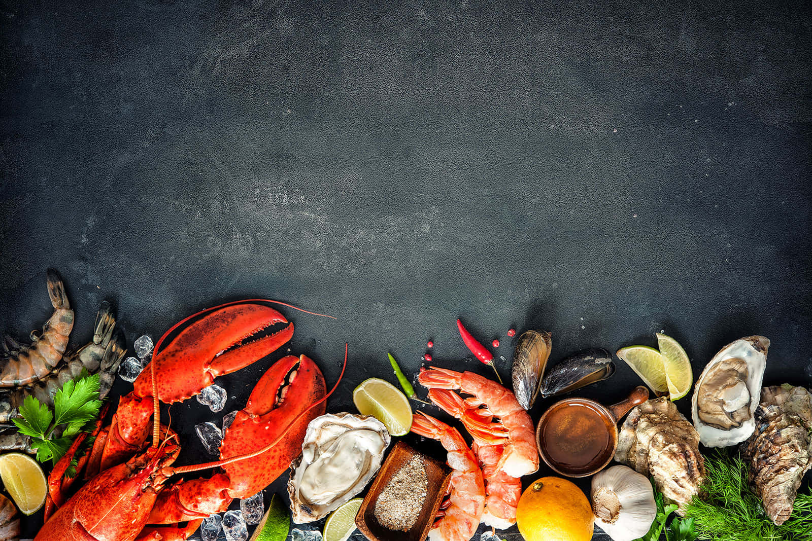 Seafood 桌布 壁紙 — 一個色彩繽紛的海鮮拼盤，包括龍蝦、蝦、生蠔和青口，放在冰上，襯以深色紋理背景。
