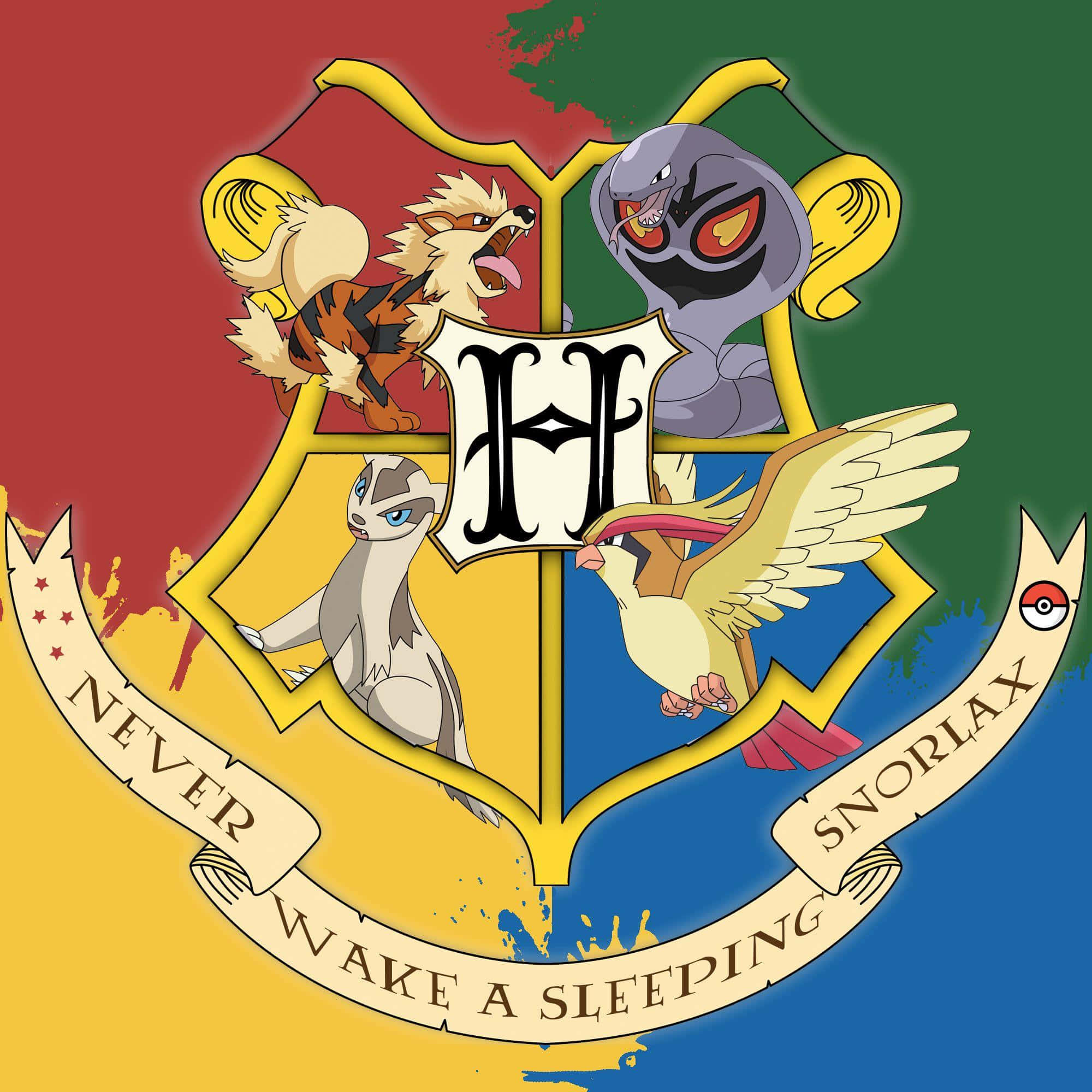 Hogwarts Crest 桌布 壁紙 — 一個色彩鮮豔的插圖紋章，在一個分成四個彩色象限的盾牌中展示了四隻寶可夢，並有一條寫著「never wake a sleeping snorlax」的橫幅。