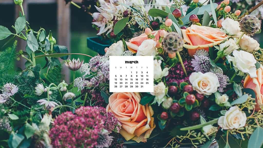 March Desktop 桌布 壁紙 — 一個茂盛的花卉佈置，以蜜桃玫瑰和紫色花朵圍繞著三月日曆。