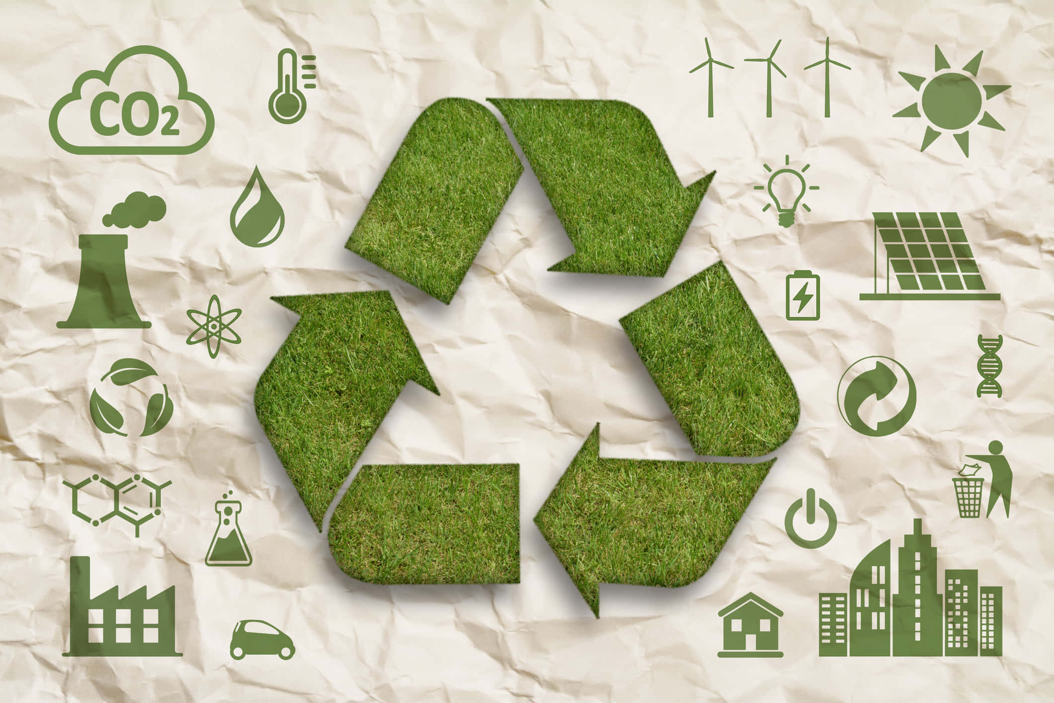 Green Economy 桌布 壁紙 — 一個草質感的回收標誌，周圍環繞著環保圖標，位於皺巴巴的紙上。