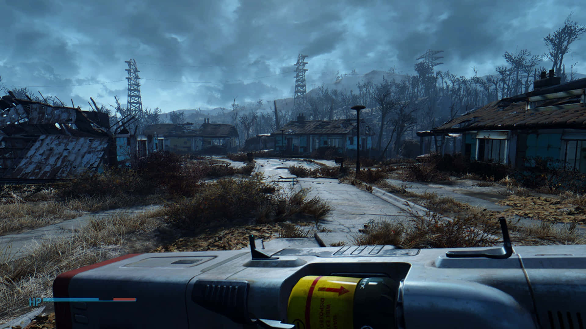 Fallout 4 Wasteland 桌布 壁紙 — 一個荒涼的末日後村莊，在陰沉天空下，房屋破敗，道路雜草叢生。