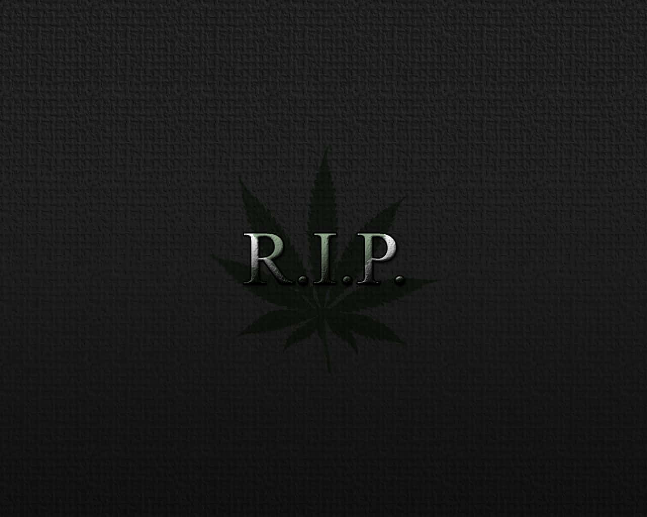 裂開 桌布 壁紙 — 一個莊嚴的深色紋理背景，金屬R.I.P.字母居中於一個模糊的大麻葉剪影之上。