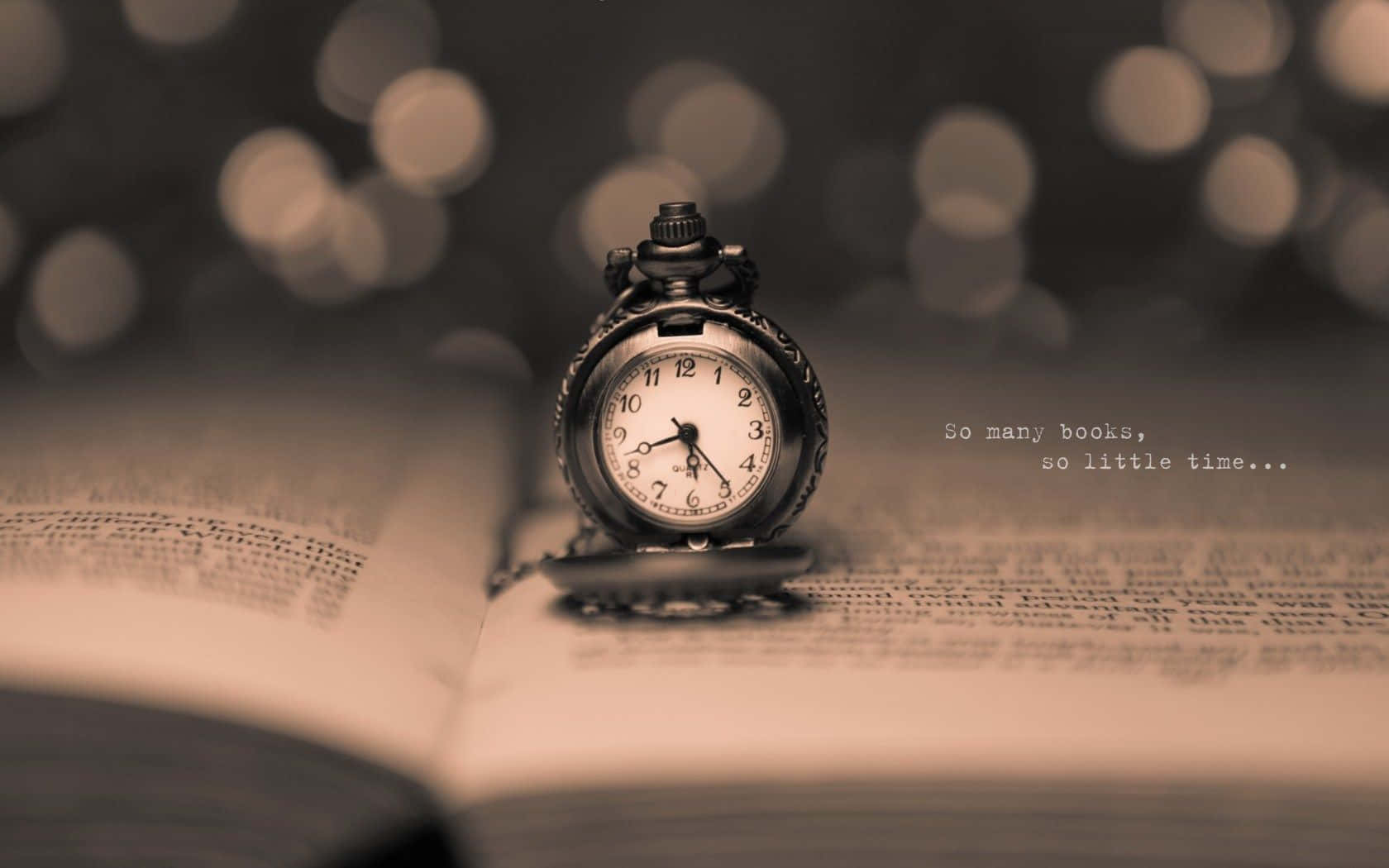 Time 桌布 壁紙 — 一個華麗的懷錶放在一本打開的書上，背景有柔和散景燈光，文字寫著「So many books, so little time。」