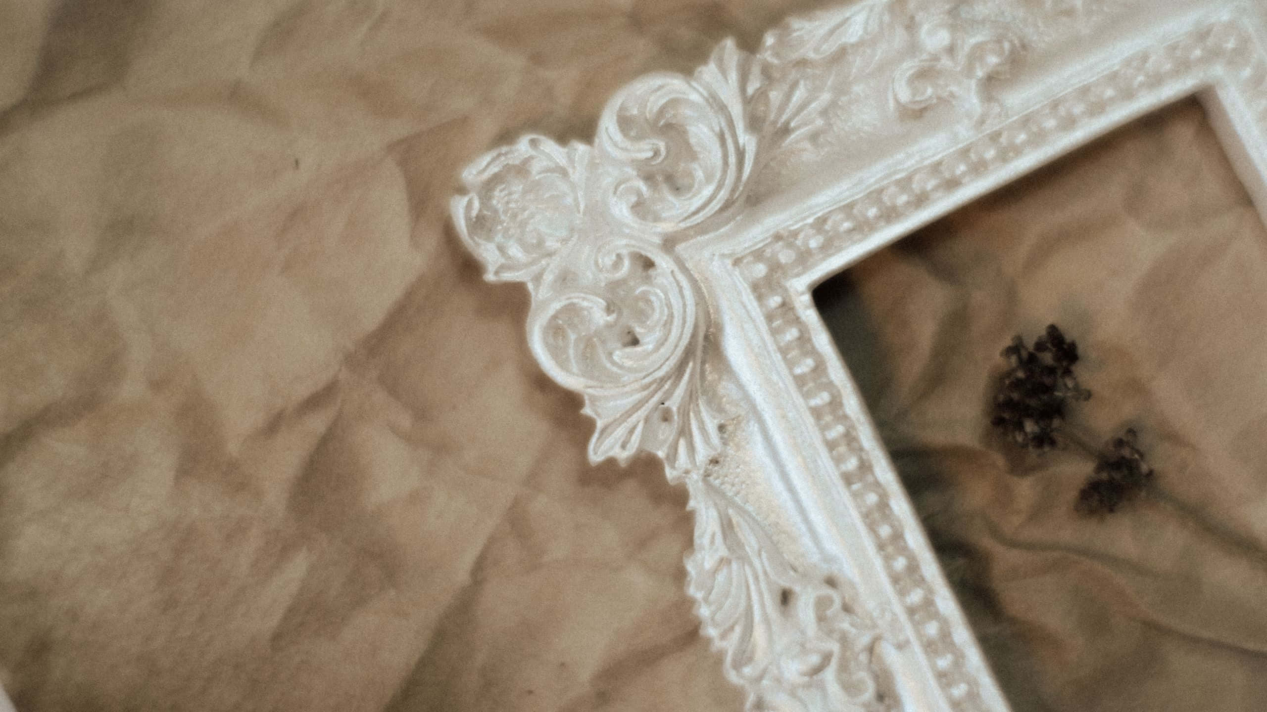 Vintage Aesthetic 桌布 壁紙 — 一個華麗的白色相框放在皺巴巴的米色紙上，旁邊有乾燥的薰衣草小枝。
