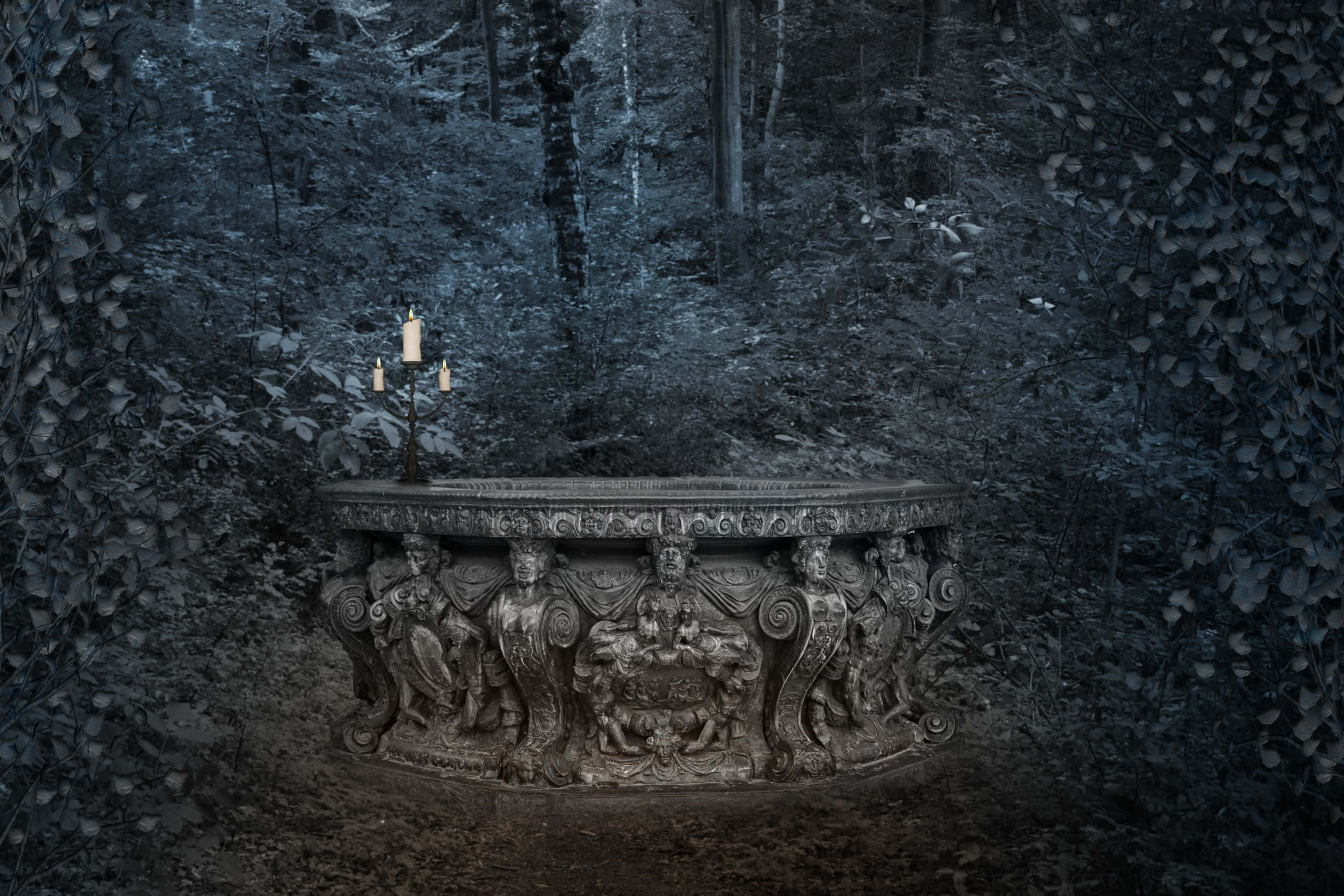 Dark Gothic 桌布 壁紙 — 一個華麗的石頭噴泉，帶有燭台燭光，神秘地坐落於濃密陰暗的森林中。