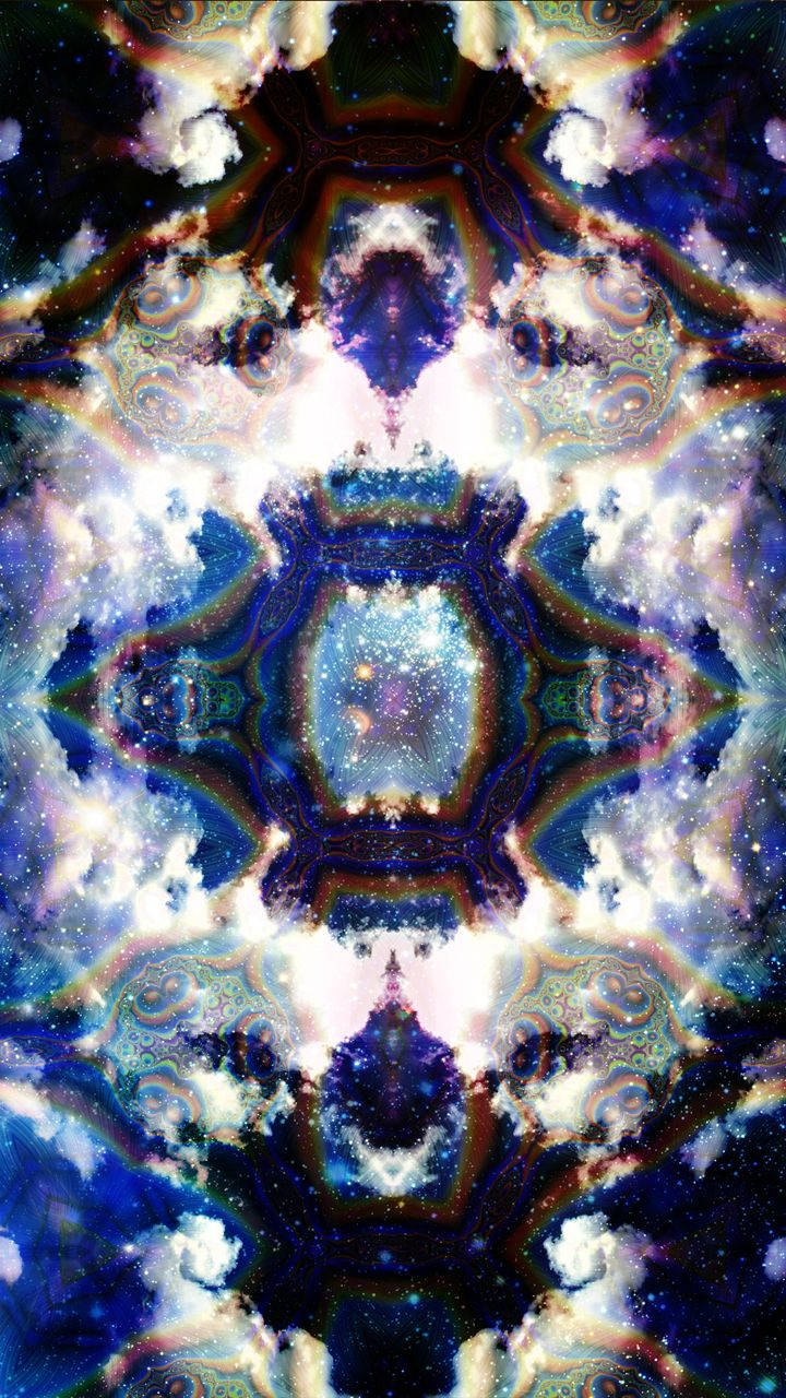 雲 桌布 壁紙 — 一個萬花筒般的宇宙星雲，從中央星場散發出旋轉的藍色、紫色和金色。