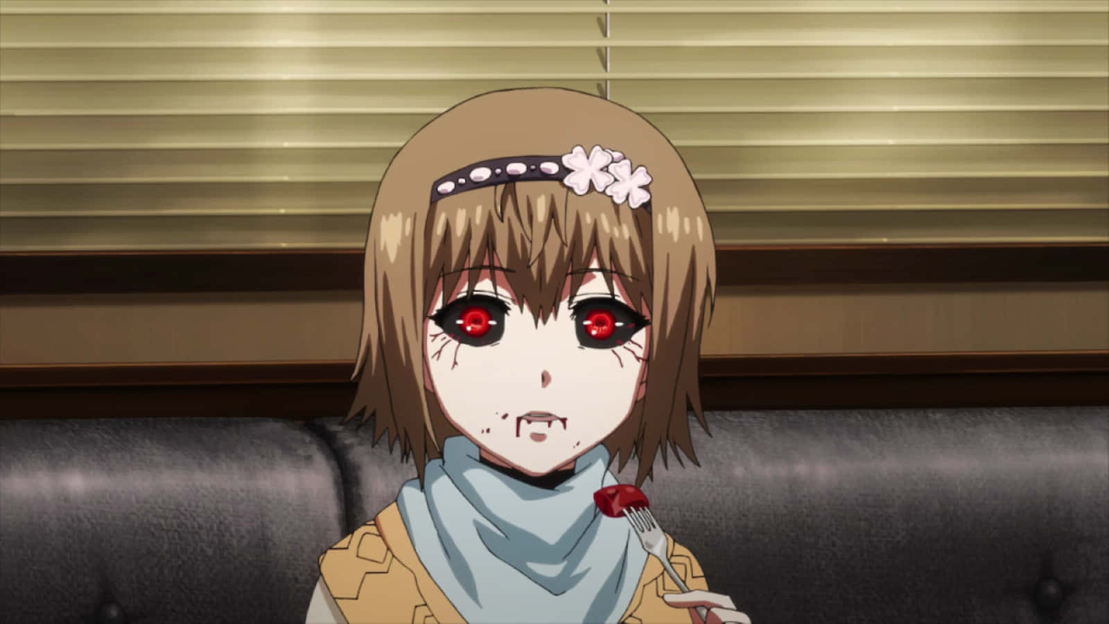 Hinami Fueguchi 桌布 壁紙 — 一個蒼白的動漫女孩，紅眼睛，戴著花頭帶，坐在沙發上，拿著一個叉子，叉子上有一朵紅玫瑰。
